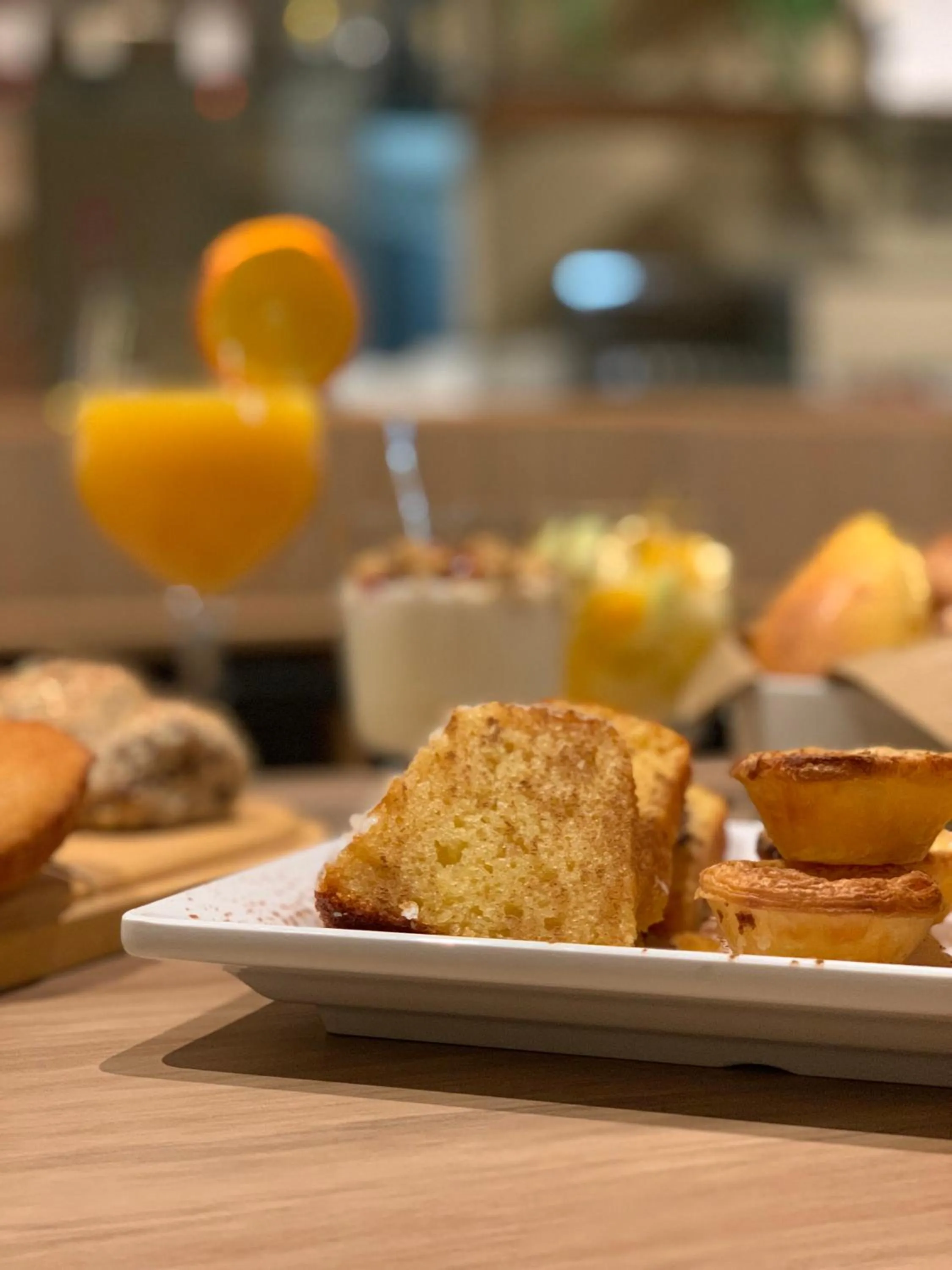 American breakfast in Spot Apartments