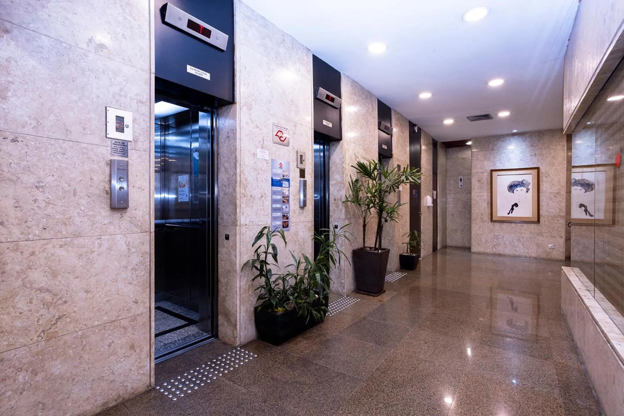 elevator in Nikkey Palace Hotel