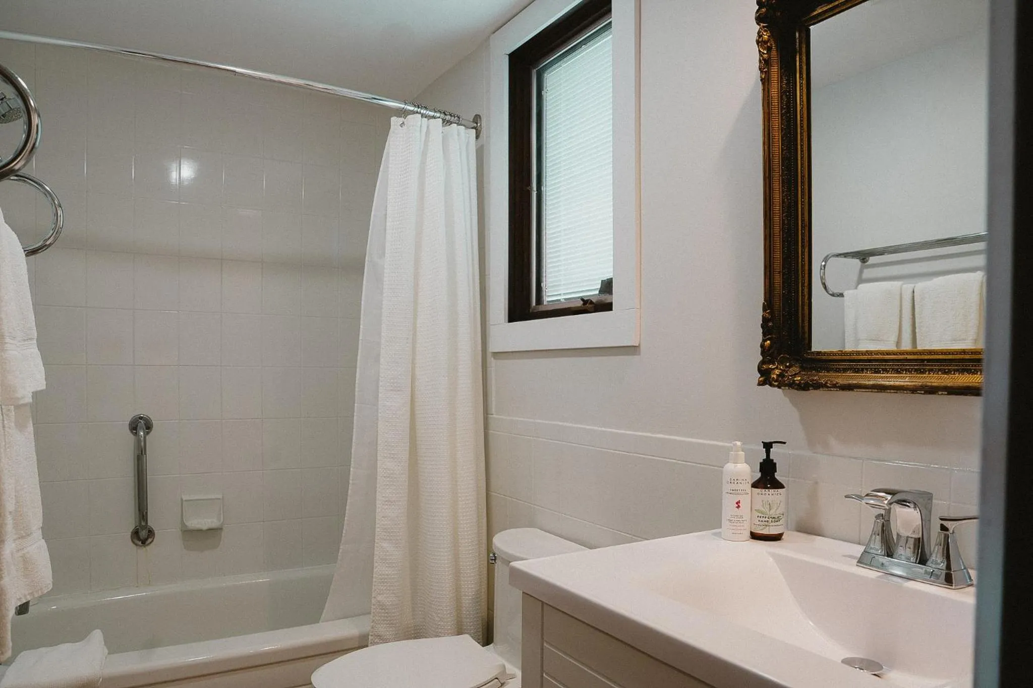 Bathroom in The Kent Motel