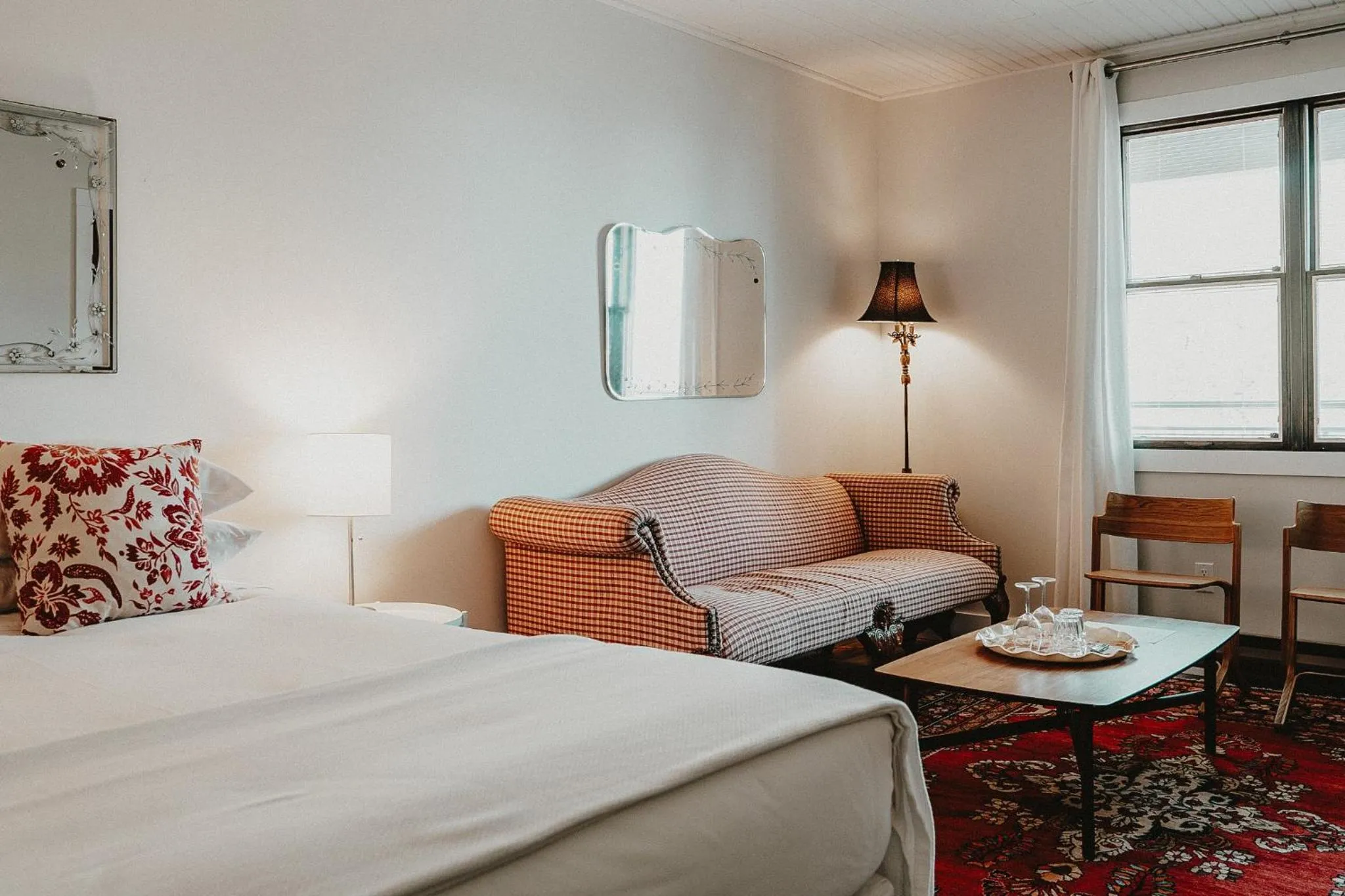 Seating area, Bed in The Kent Motel