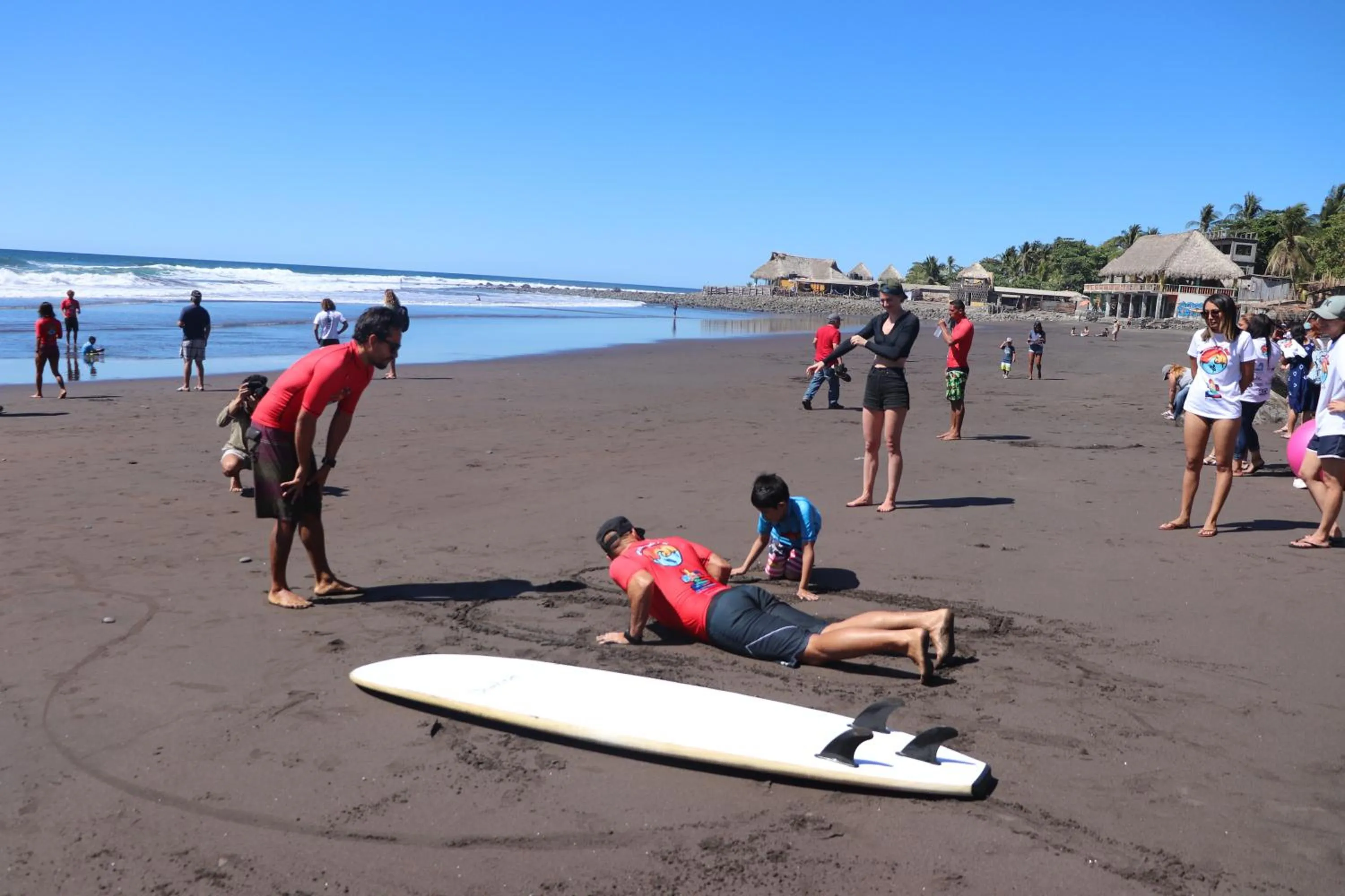 group of guests in Olas Permanentes El Zonte