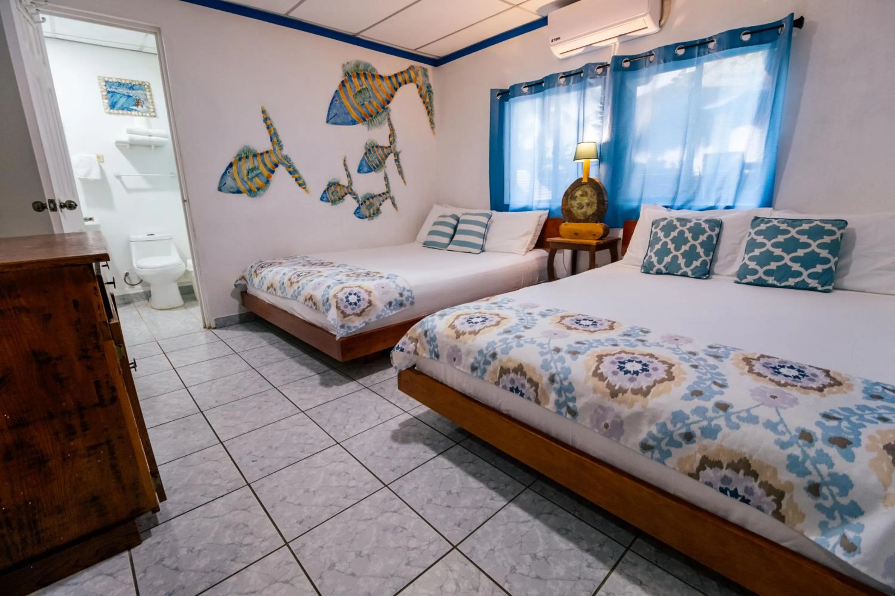 Photo of the whole room, Bed in Olas Permanentes El Zonte