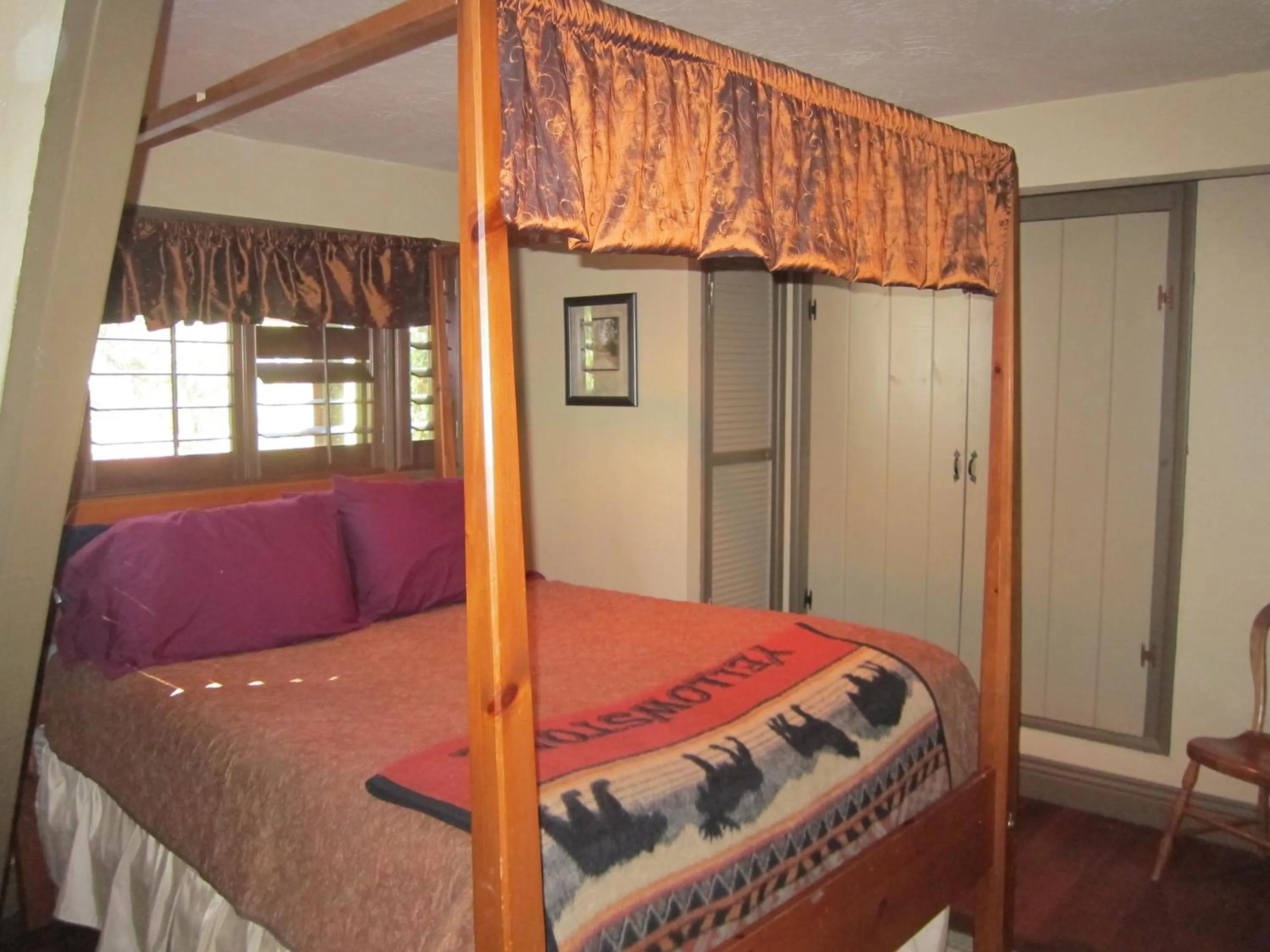 Bed in Always Inn Idyllwild Vacation Cottages