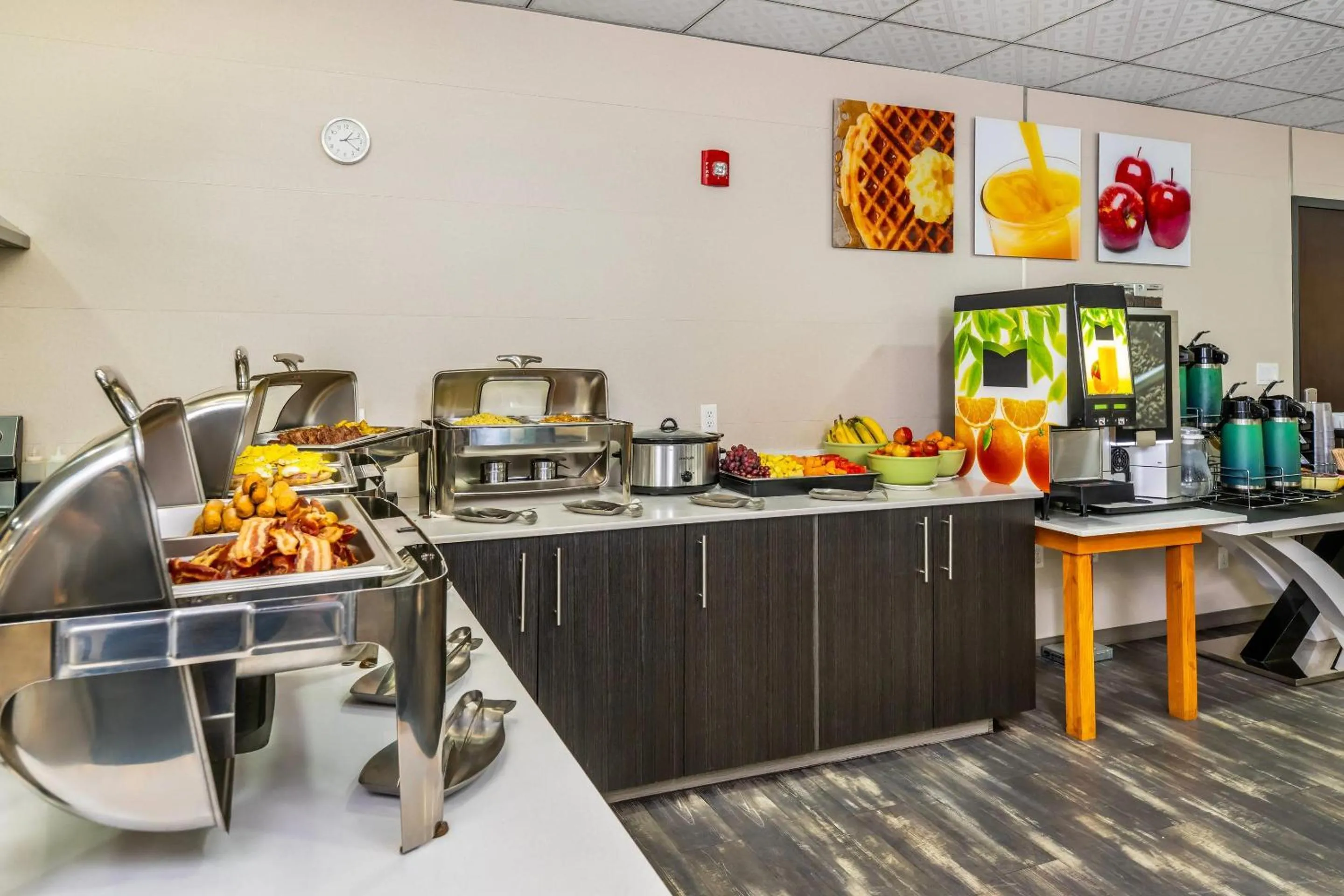 Breakfast in Quality Inn Sunshine Suites