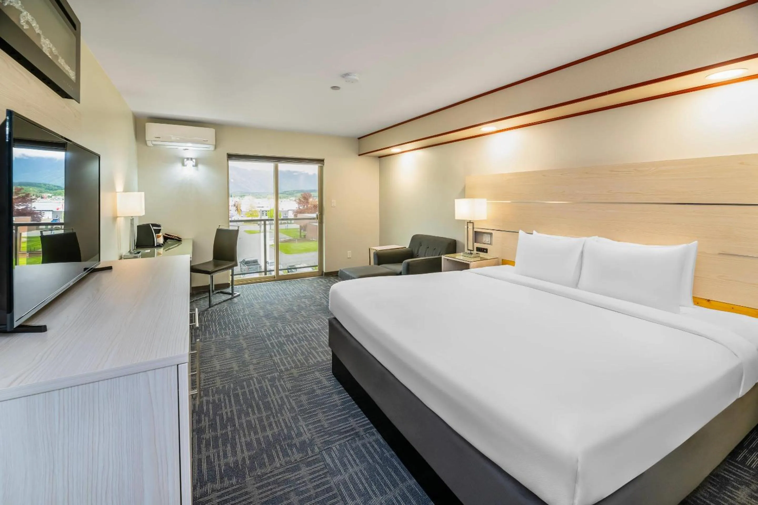 Bedroom, Bed in Quality Inn Sunshine Suites