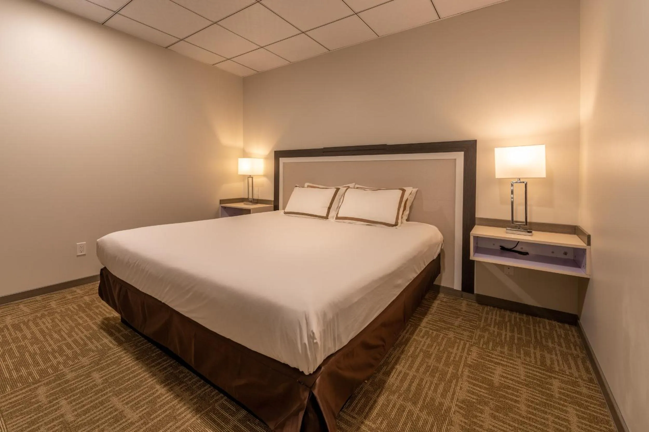 Bed in Quality Inn Sunshine Suites