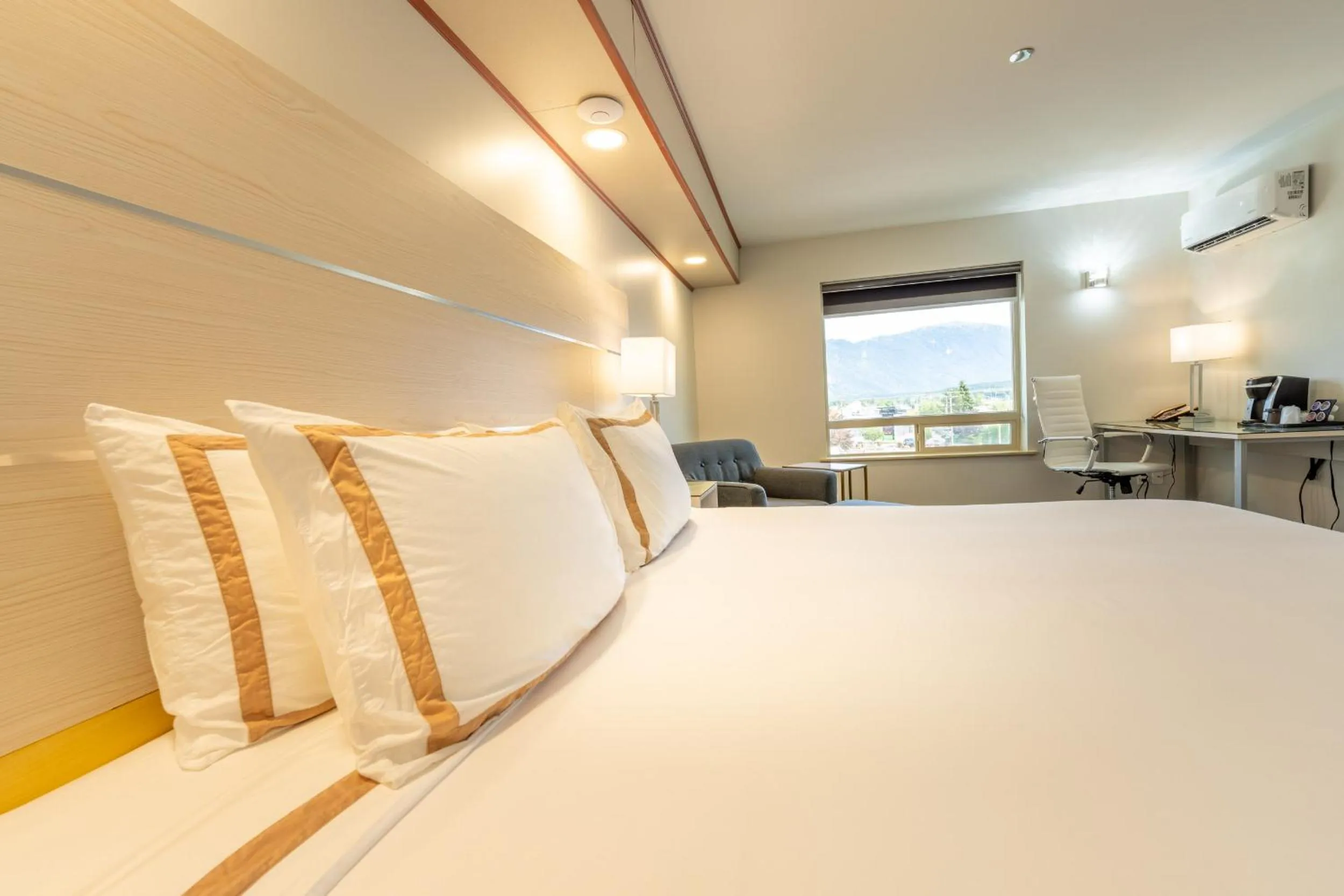 Bed in Quality Inn Sunshine Suites