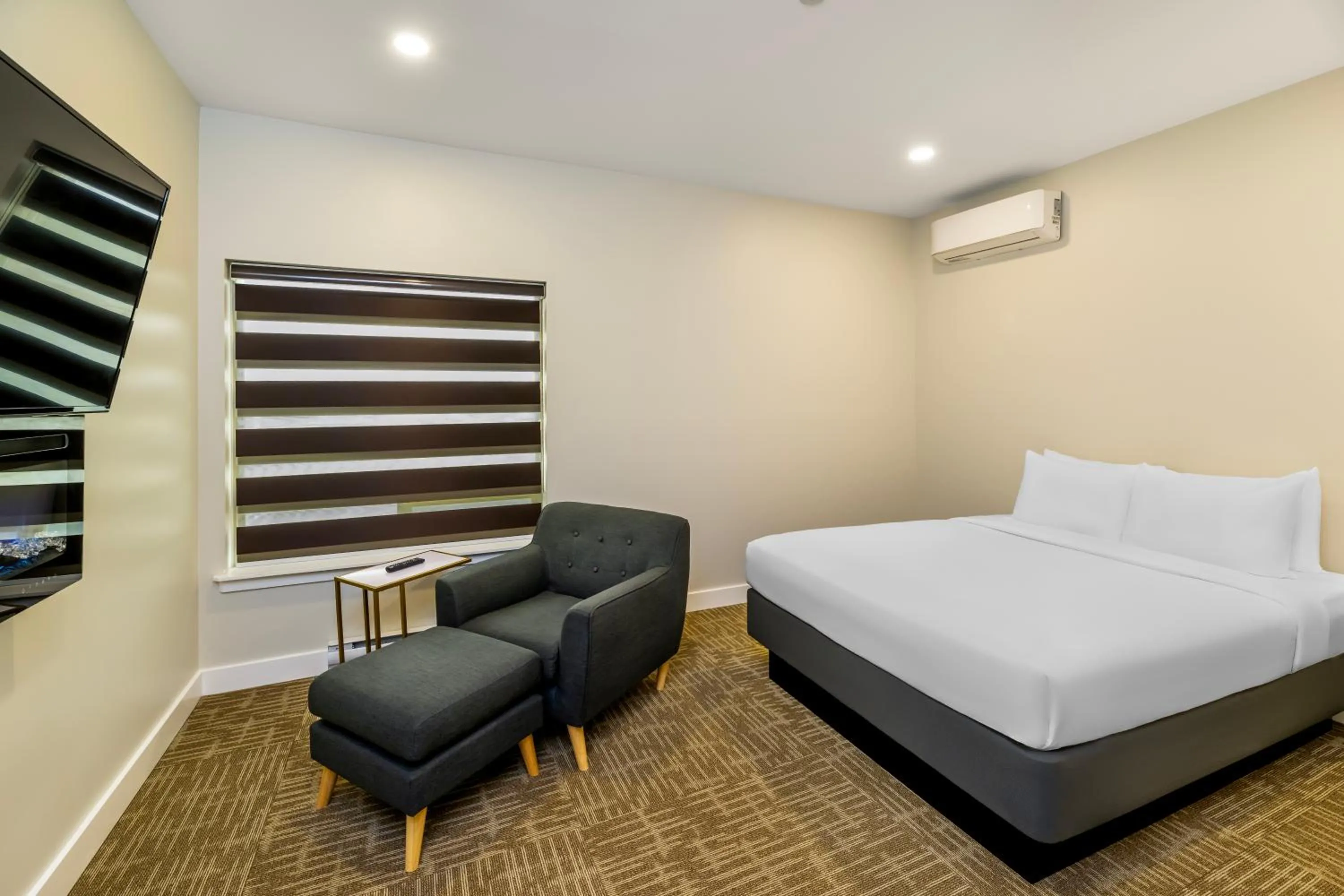 Bed in Quality Inn Sunshine Suites