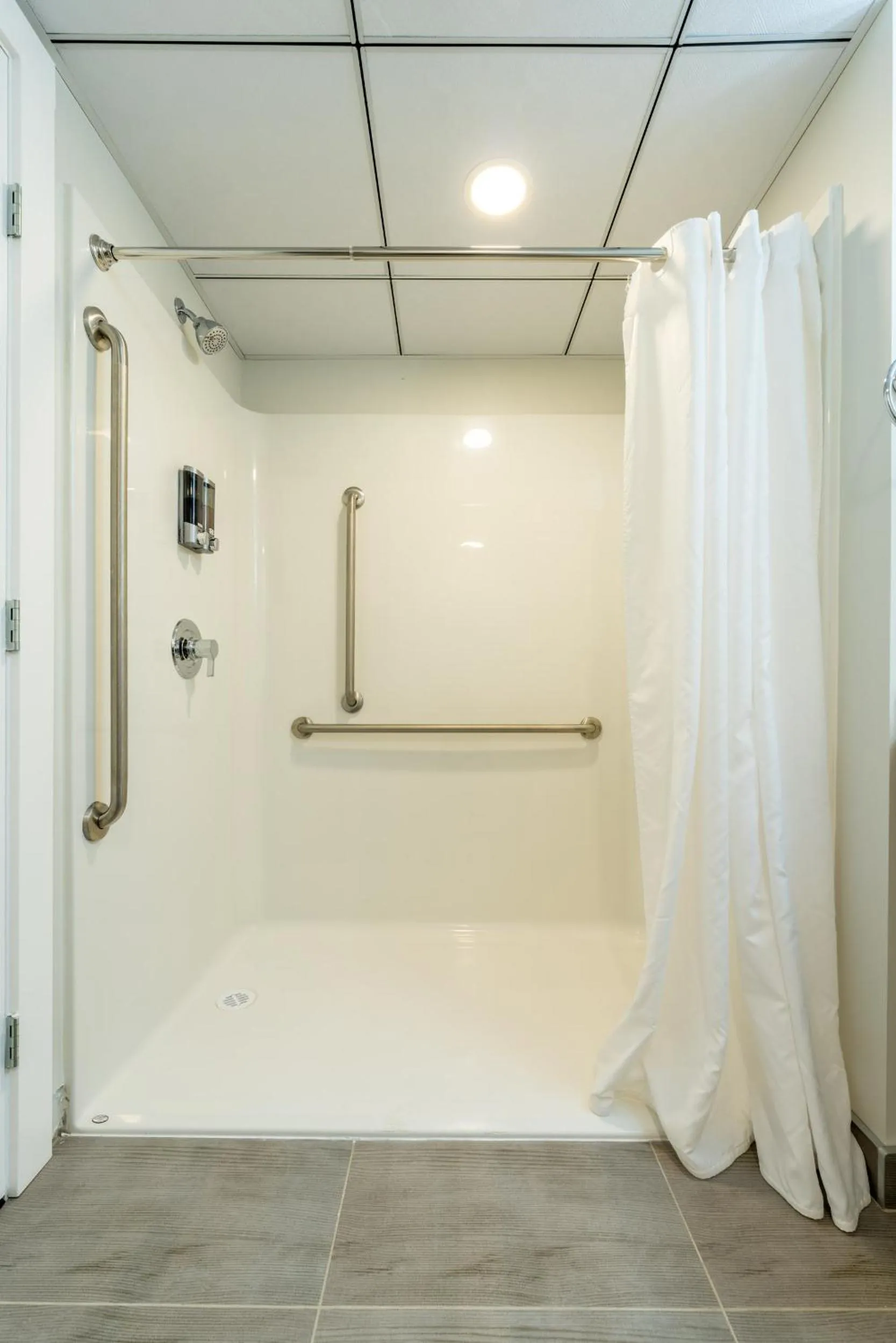 Shower in Quality Inn Sunshine Suites