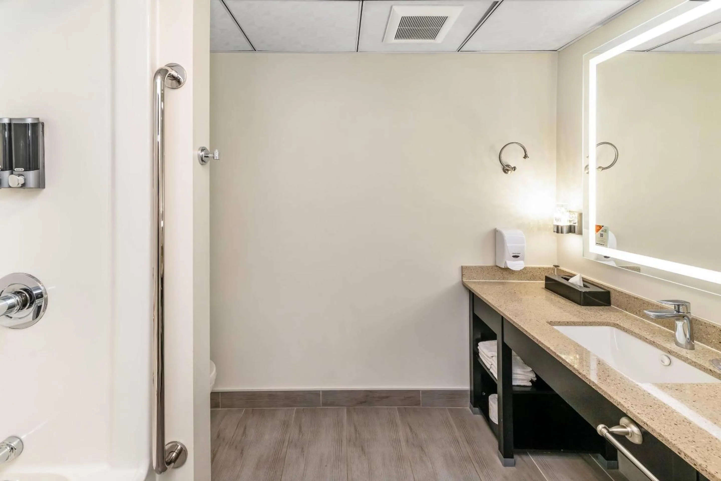 Bedroom in Quality Inn Sunshine Suites