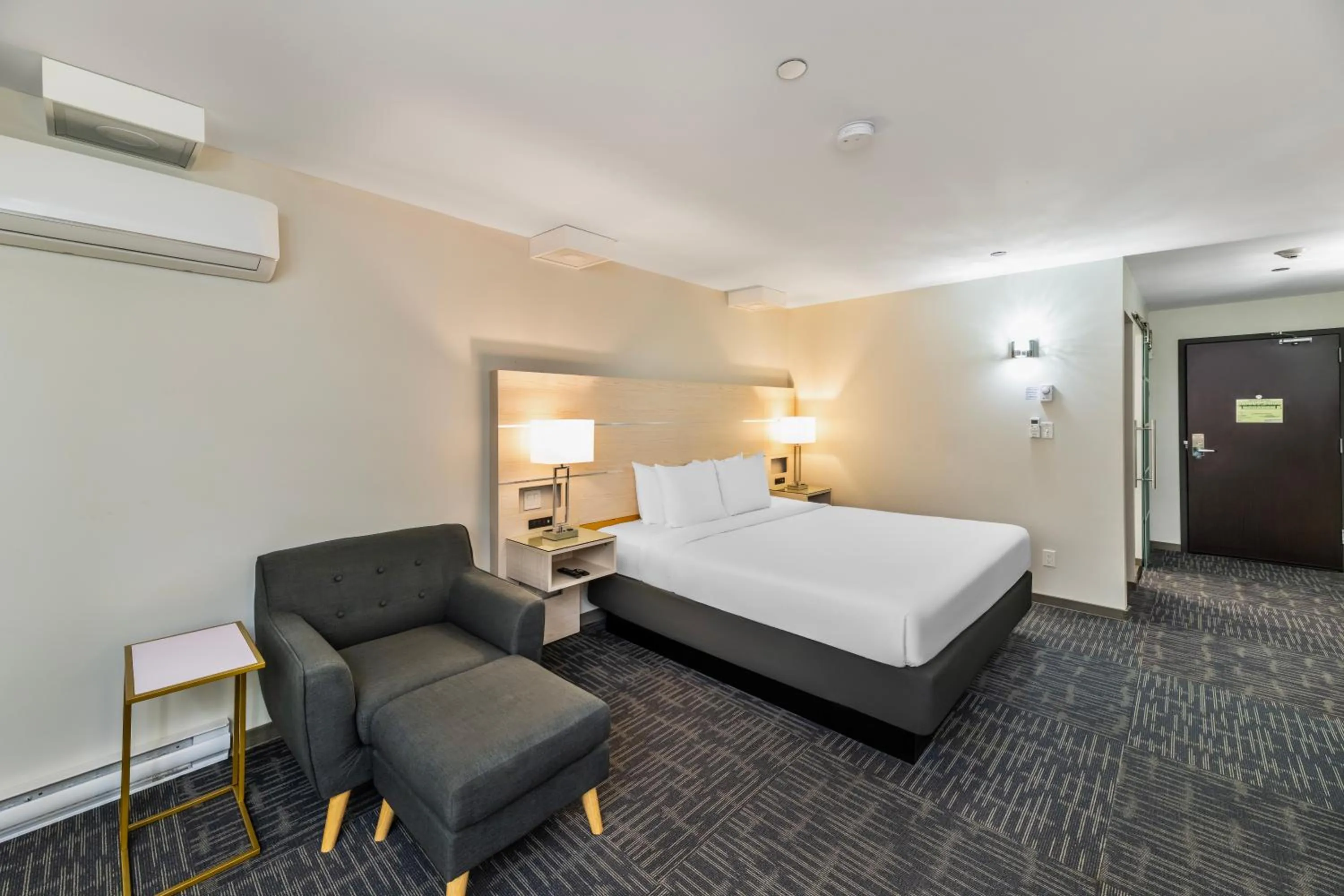 Bed in Quality Inn Sunshine Suites