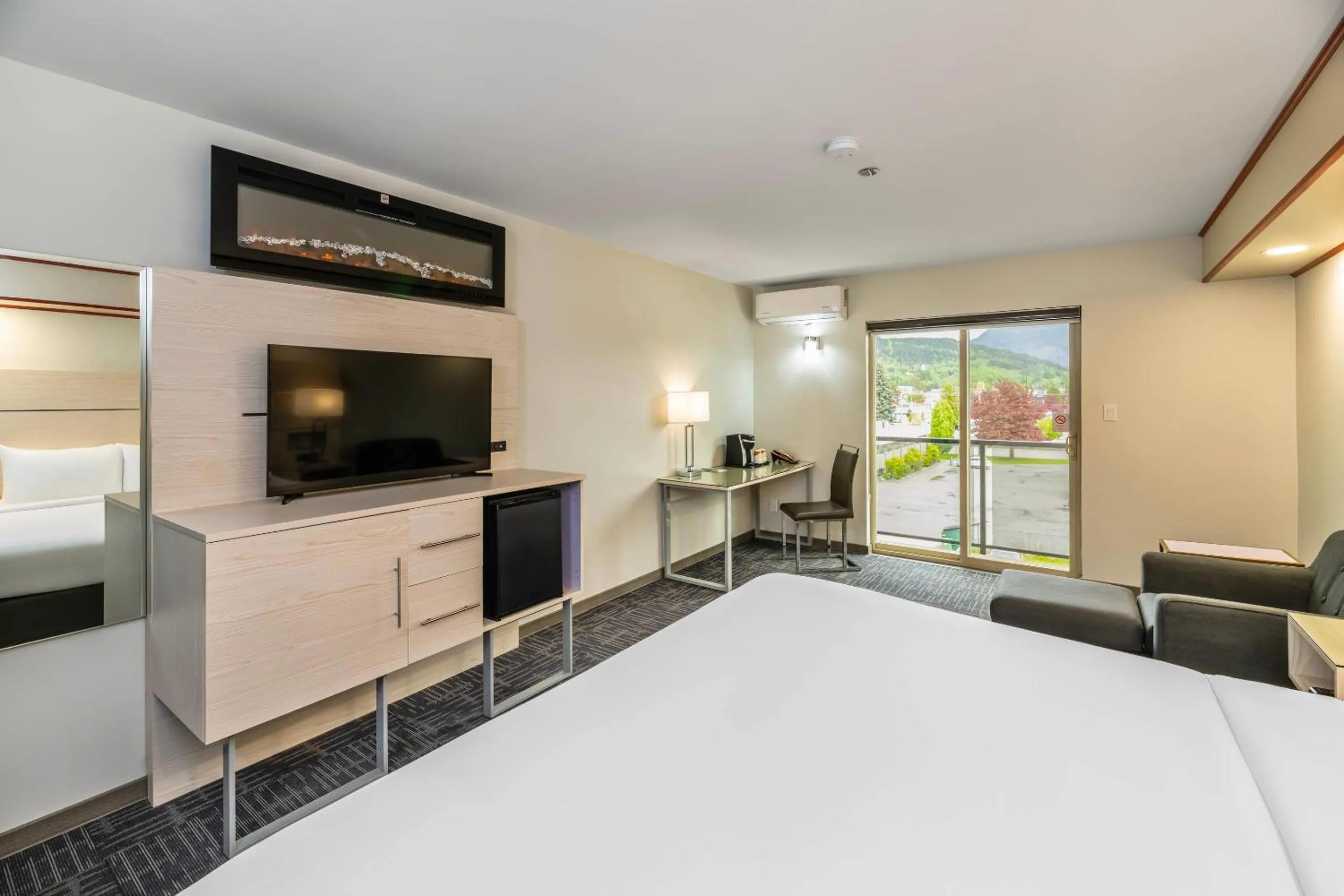 Bedroom, Bed in Quality Inn Sunshine Suites