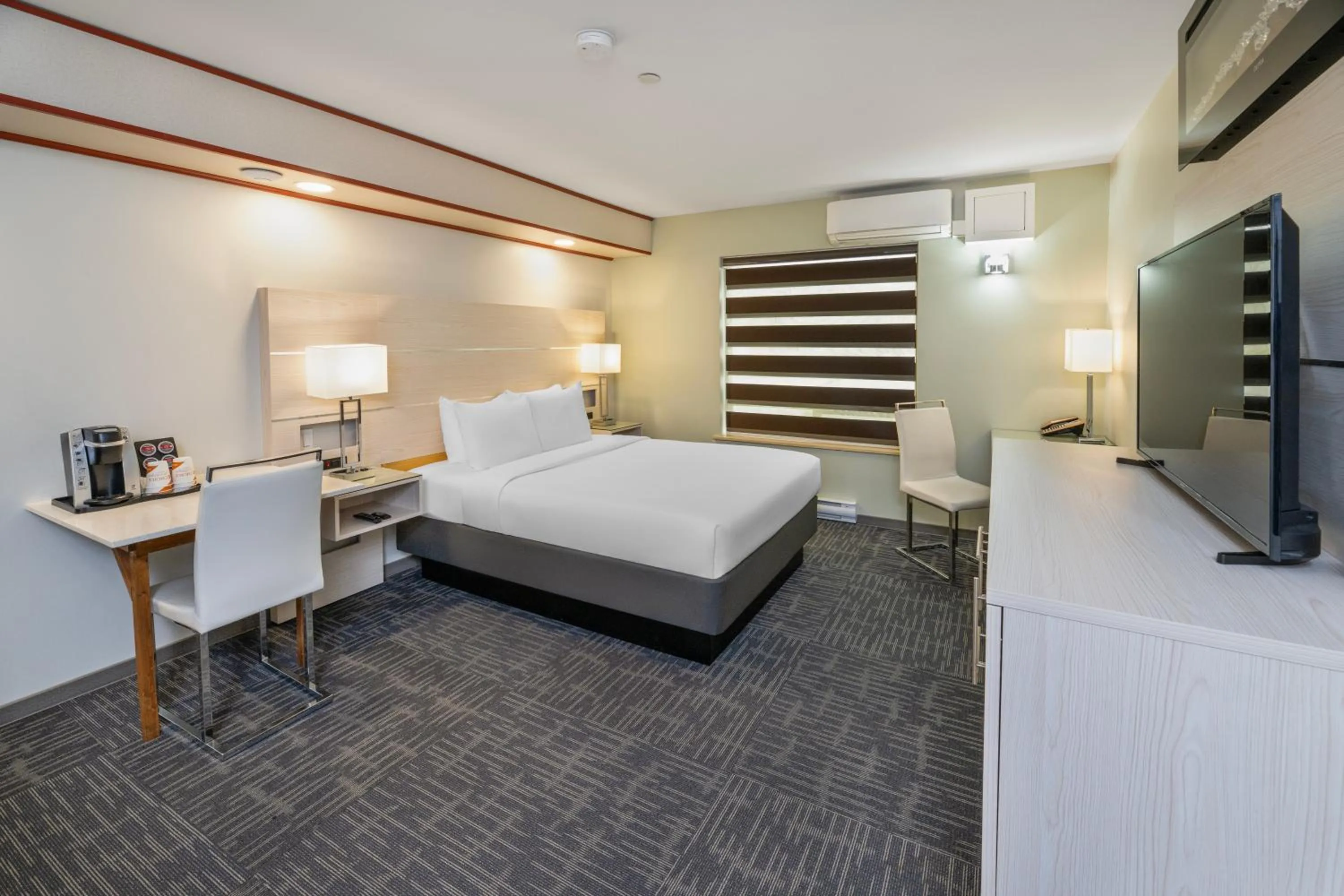 Bed in Quality Inn Sunshine Suites