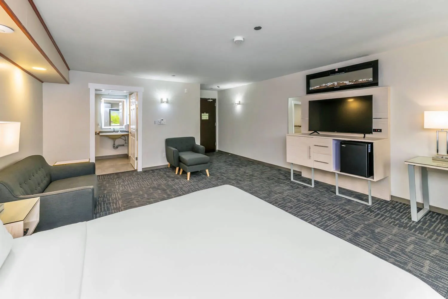 Bedroom, Bed in Quality Inn Sunshine Suites