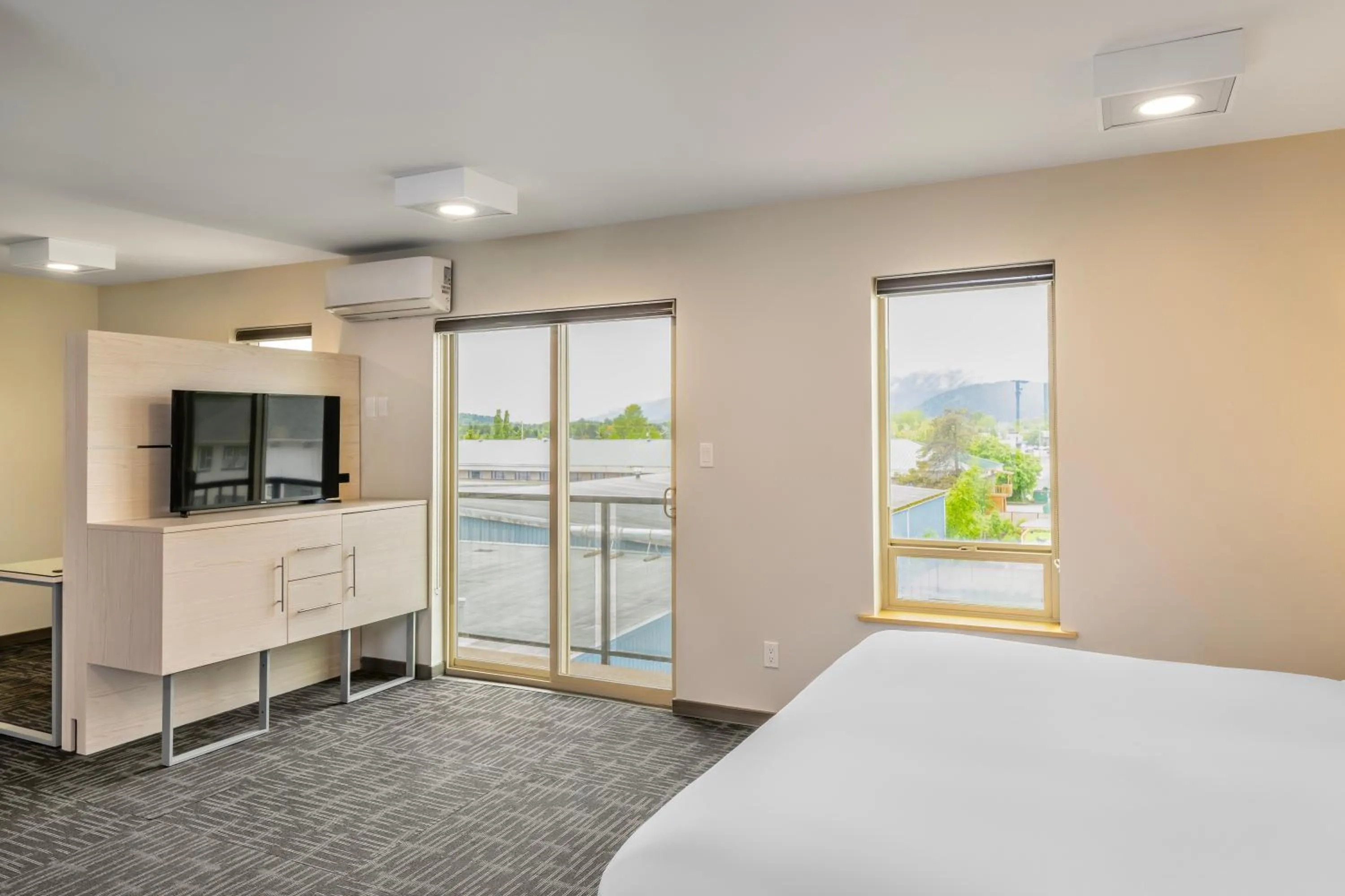 Bed in Quality Inn Sunshine Suites