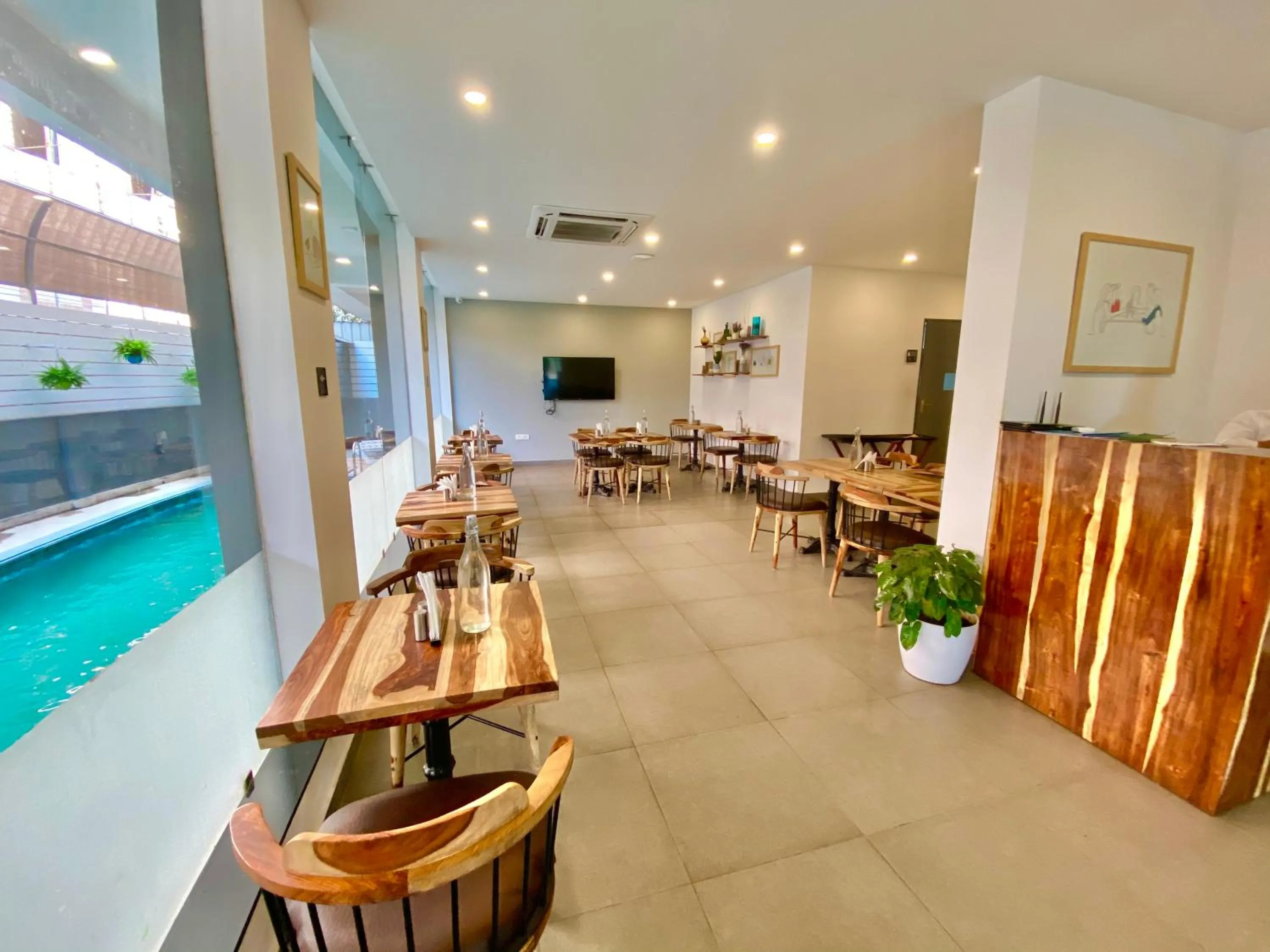 Restaurant/places to eat in Amigos Candolim Beach