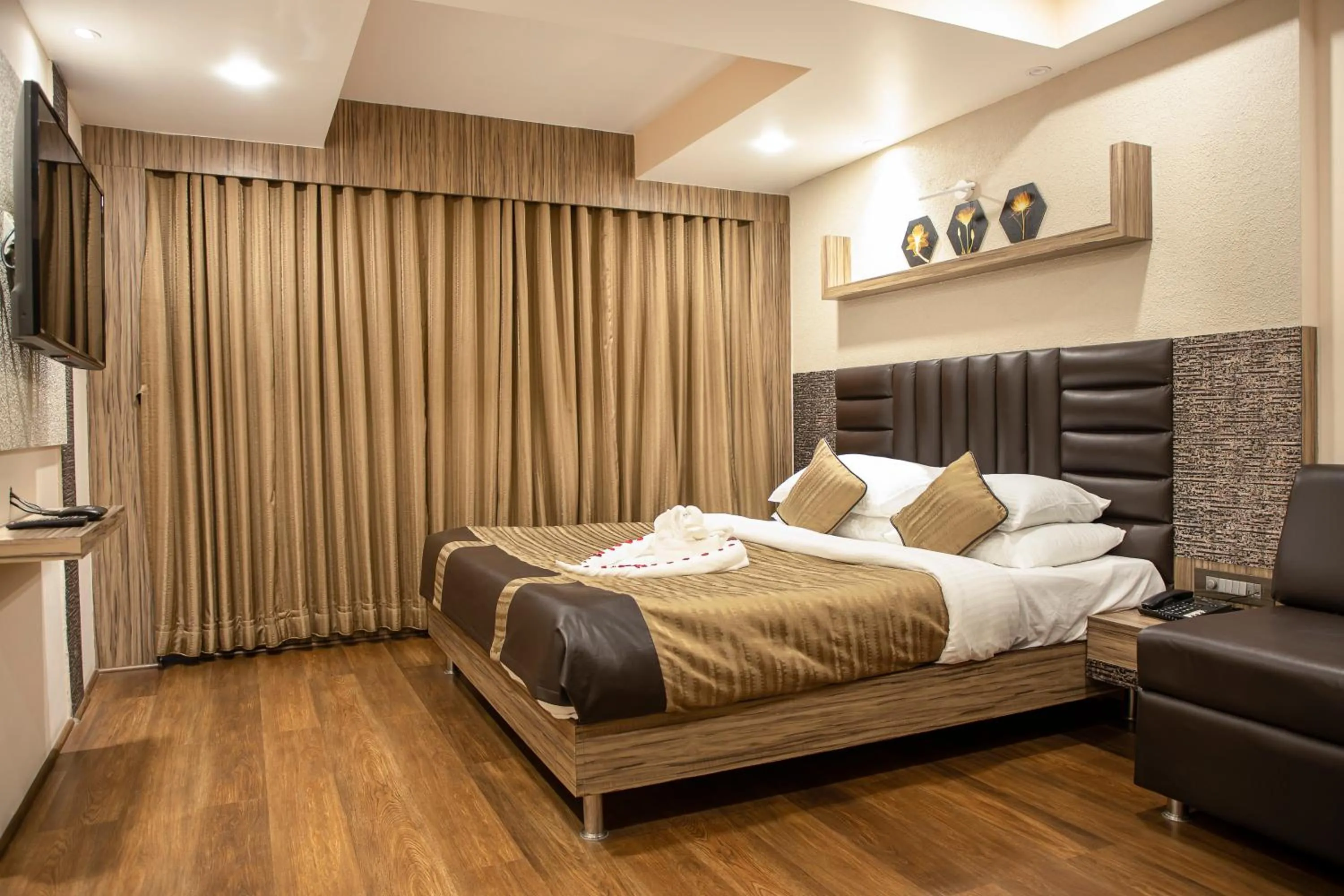 Bed in Hotel Rajmahal