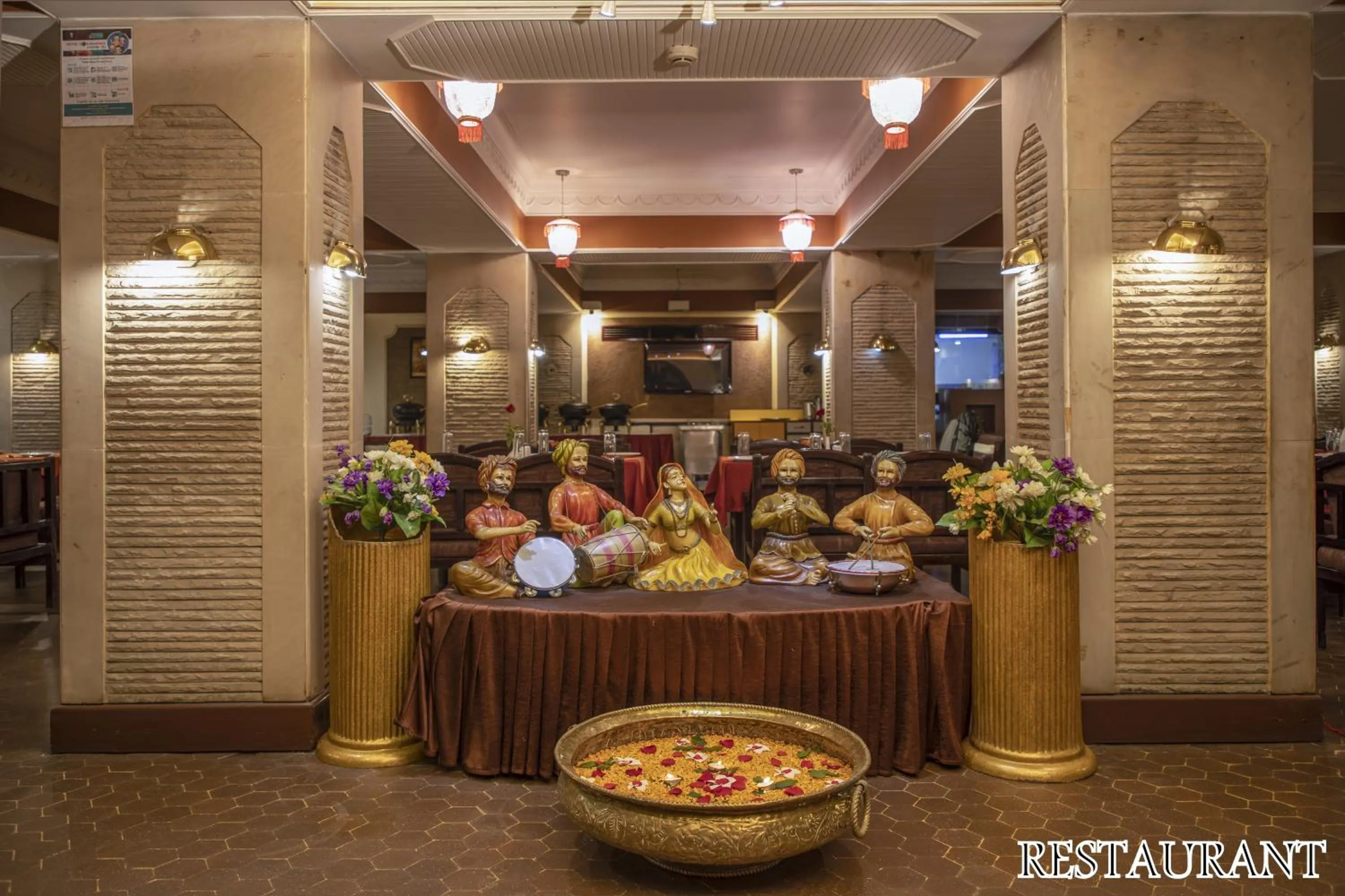 Restaurant/places to eat in Hotel Rajmahal