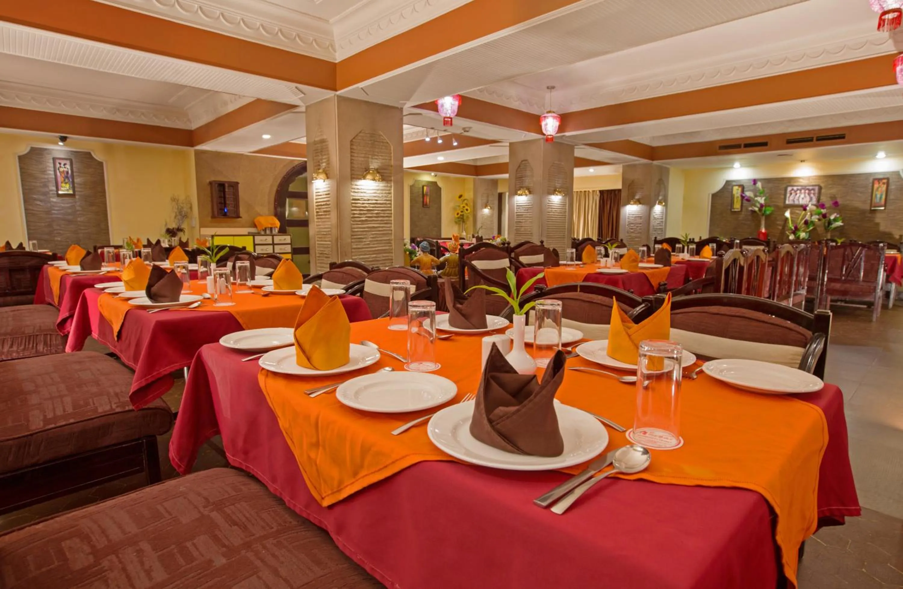 Restaurant/places to eat in Hotel Rajmahal