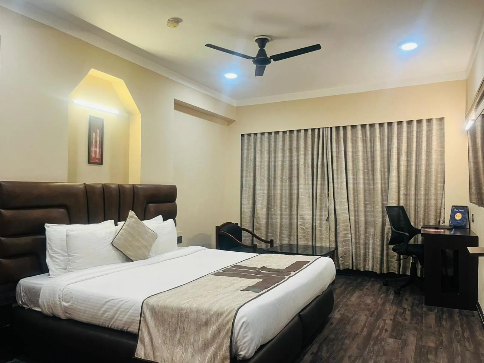 Bed in Hotel Rajmahal