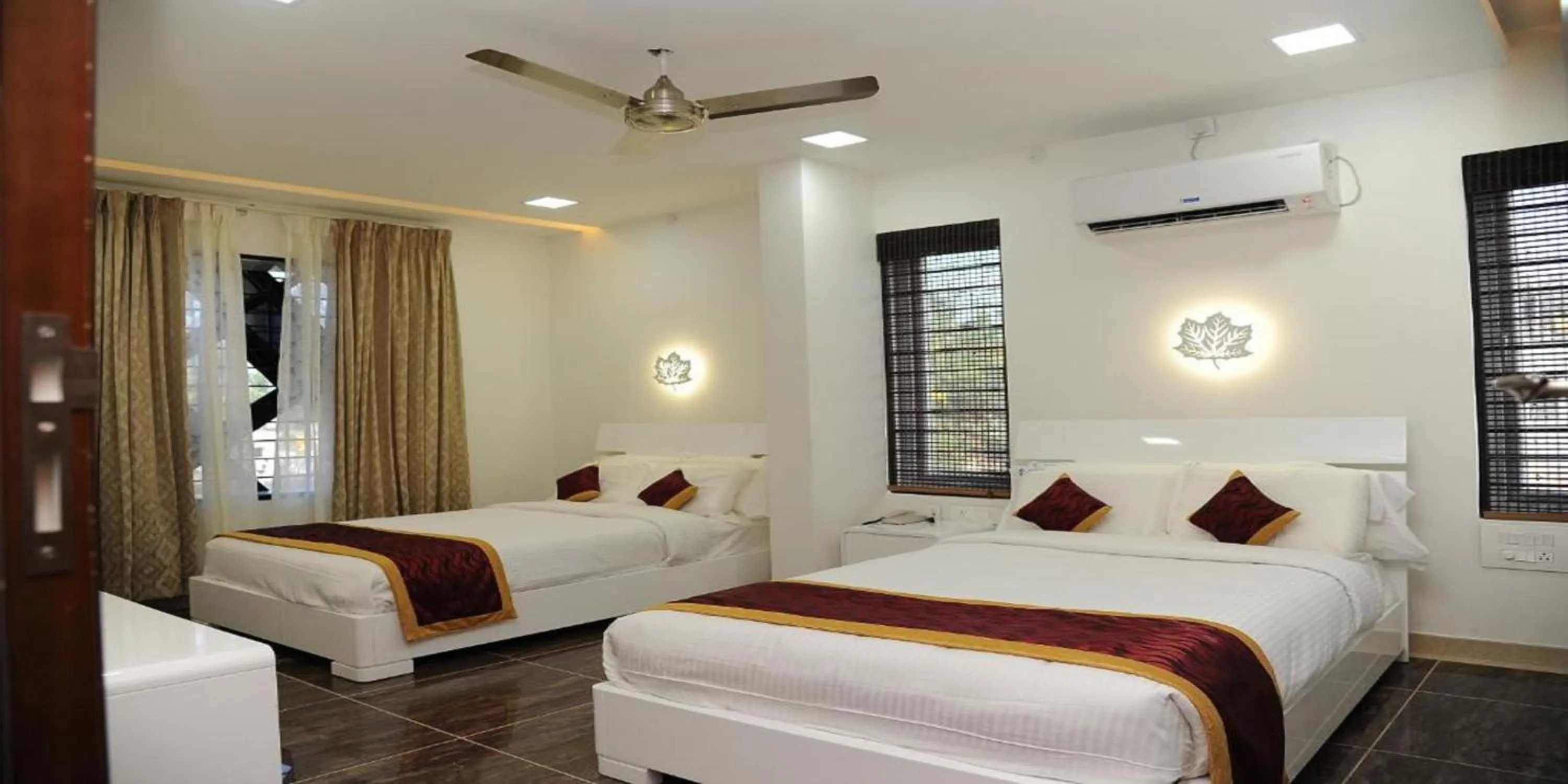 Bedroom, Bed in crystal inn