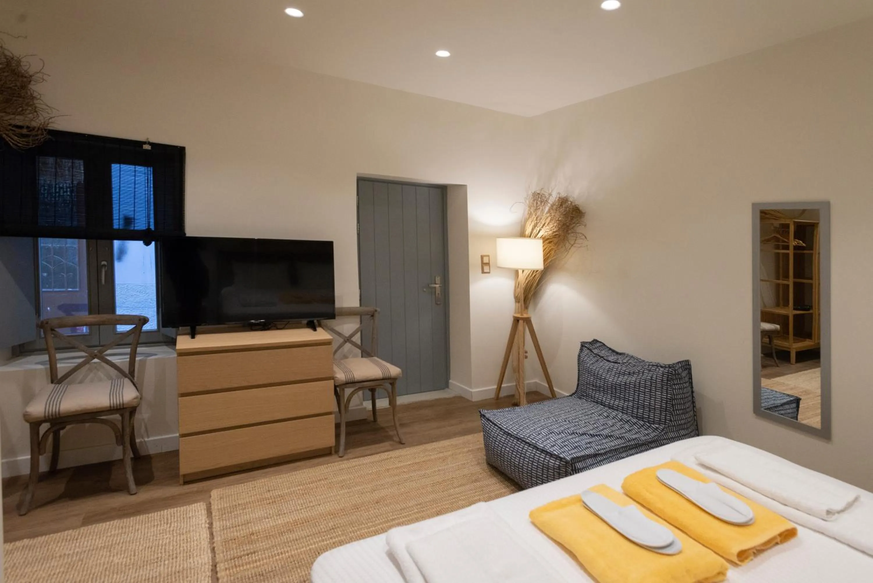 TV and multimedia, Bed in Pylosea Luxury Lodge