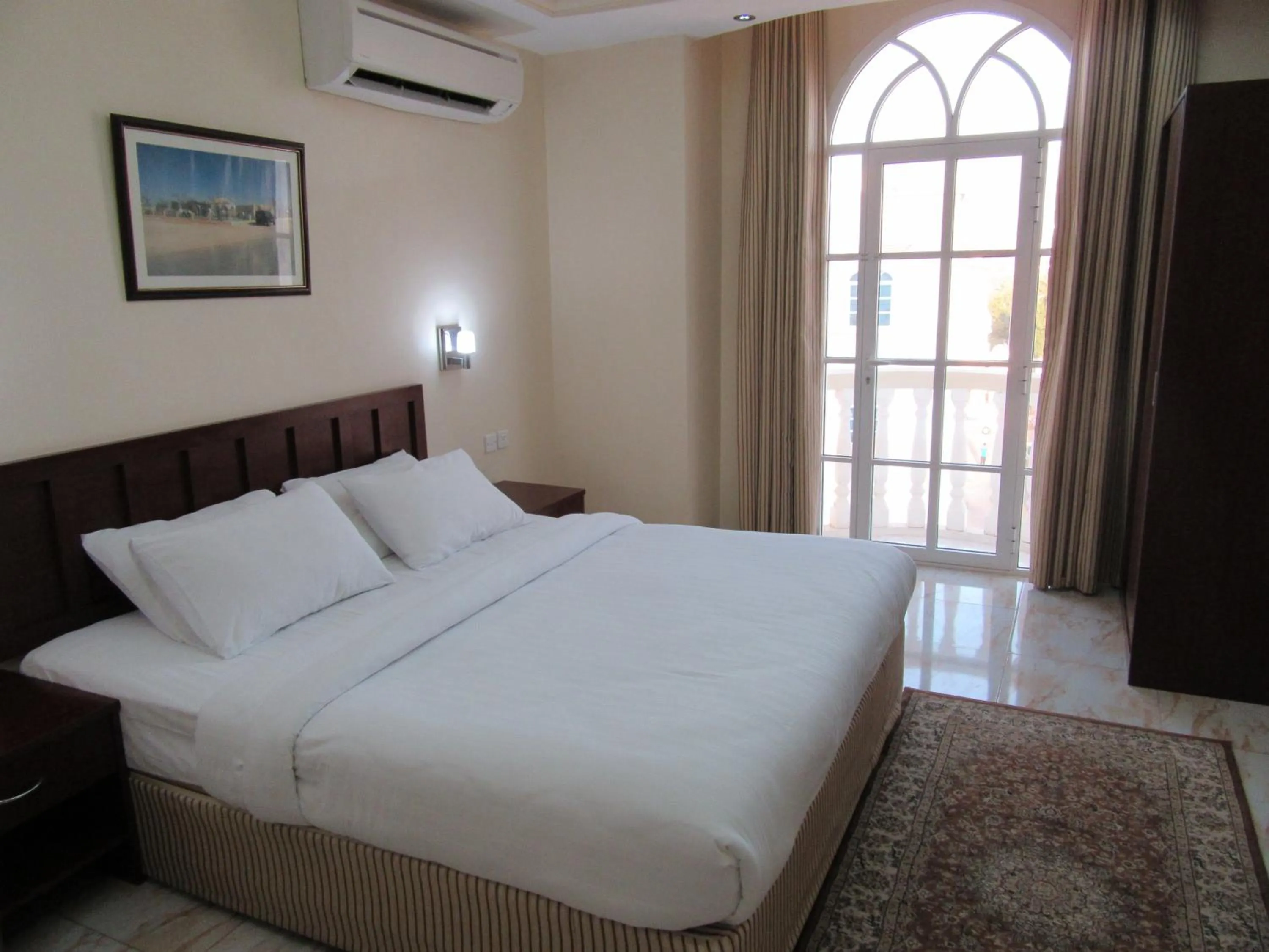 Day, Bed in Al Ferdous Hotel Apartments
