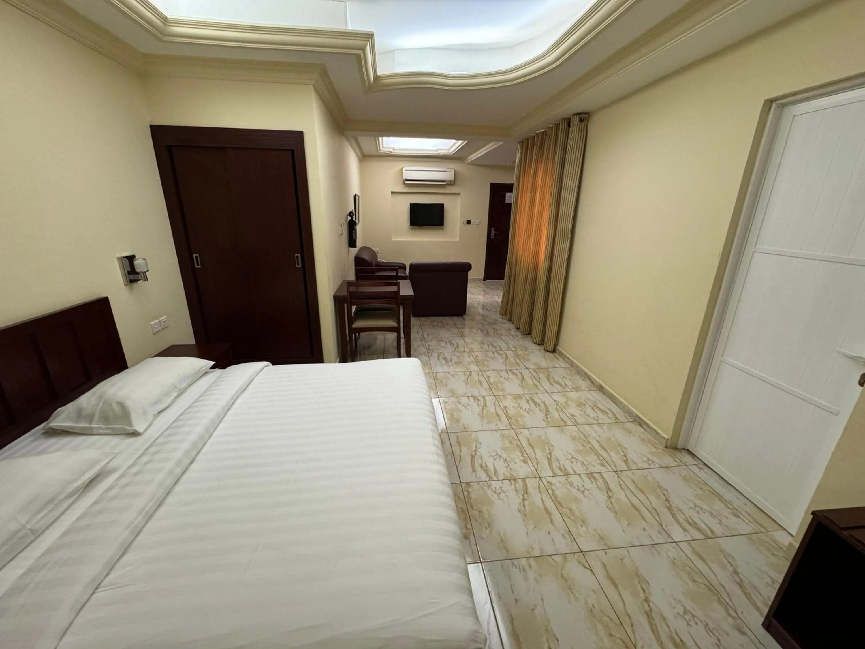 Bed in Al Ferdous Hotel Apartments