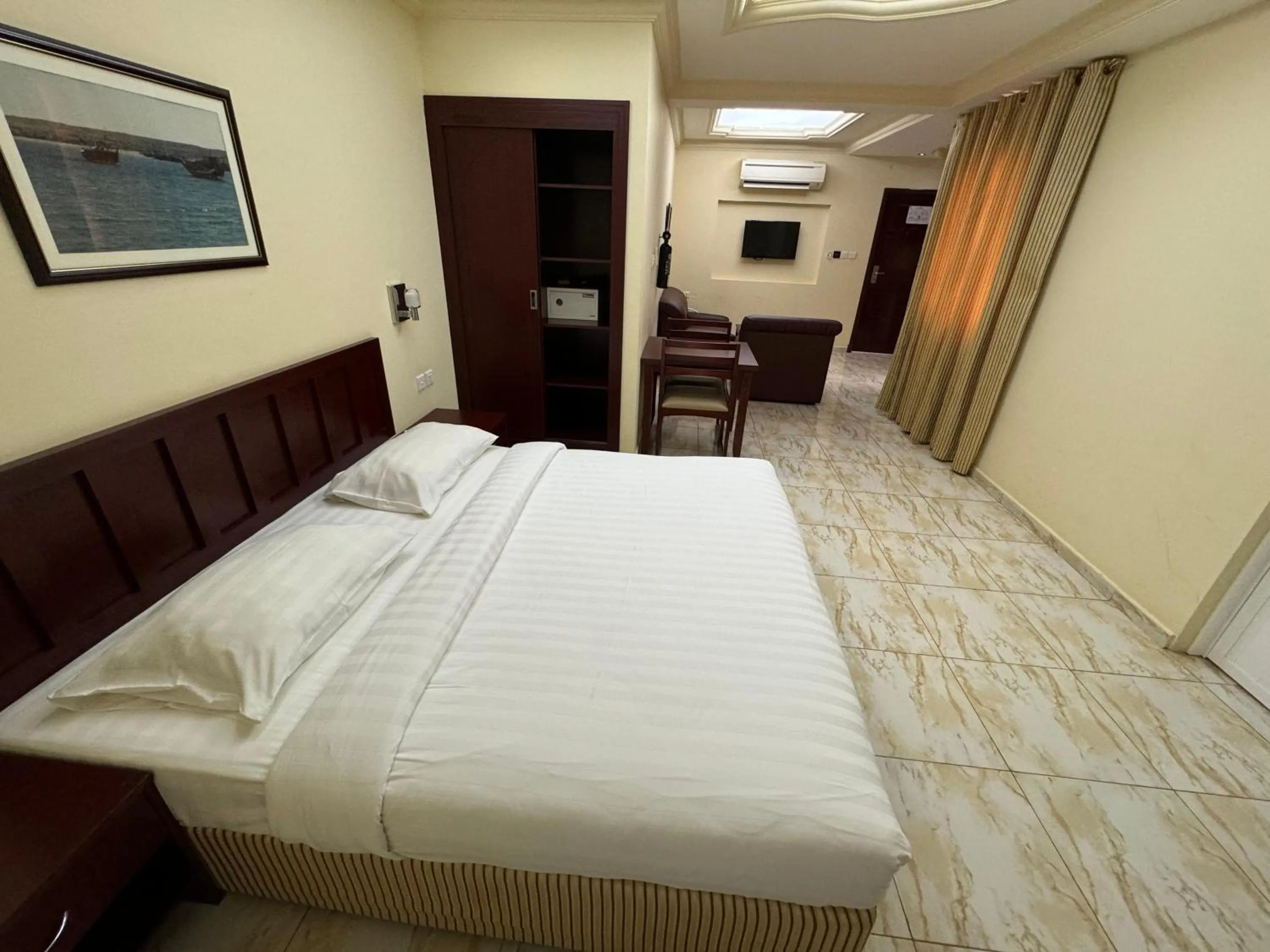 Bed in Al Ferdous Hotel Apartments