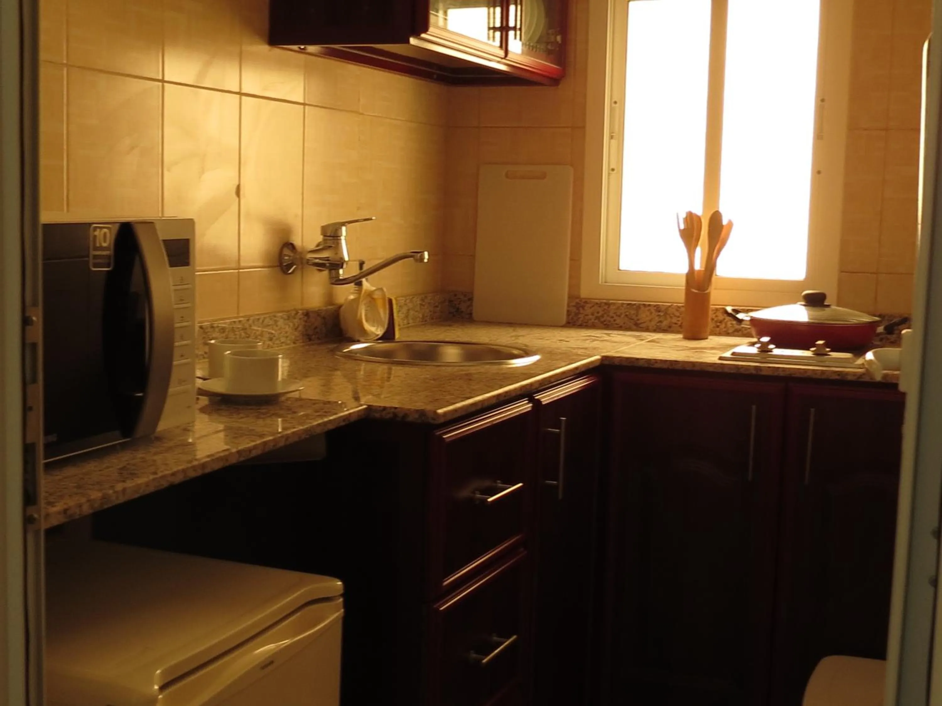 Kitchen or kitchenette in Al Ferdous Hotel Apartments