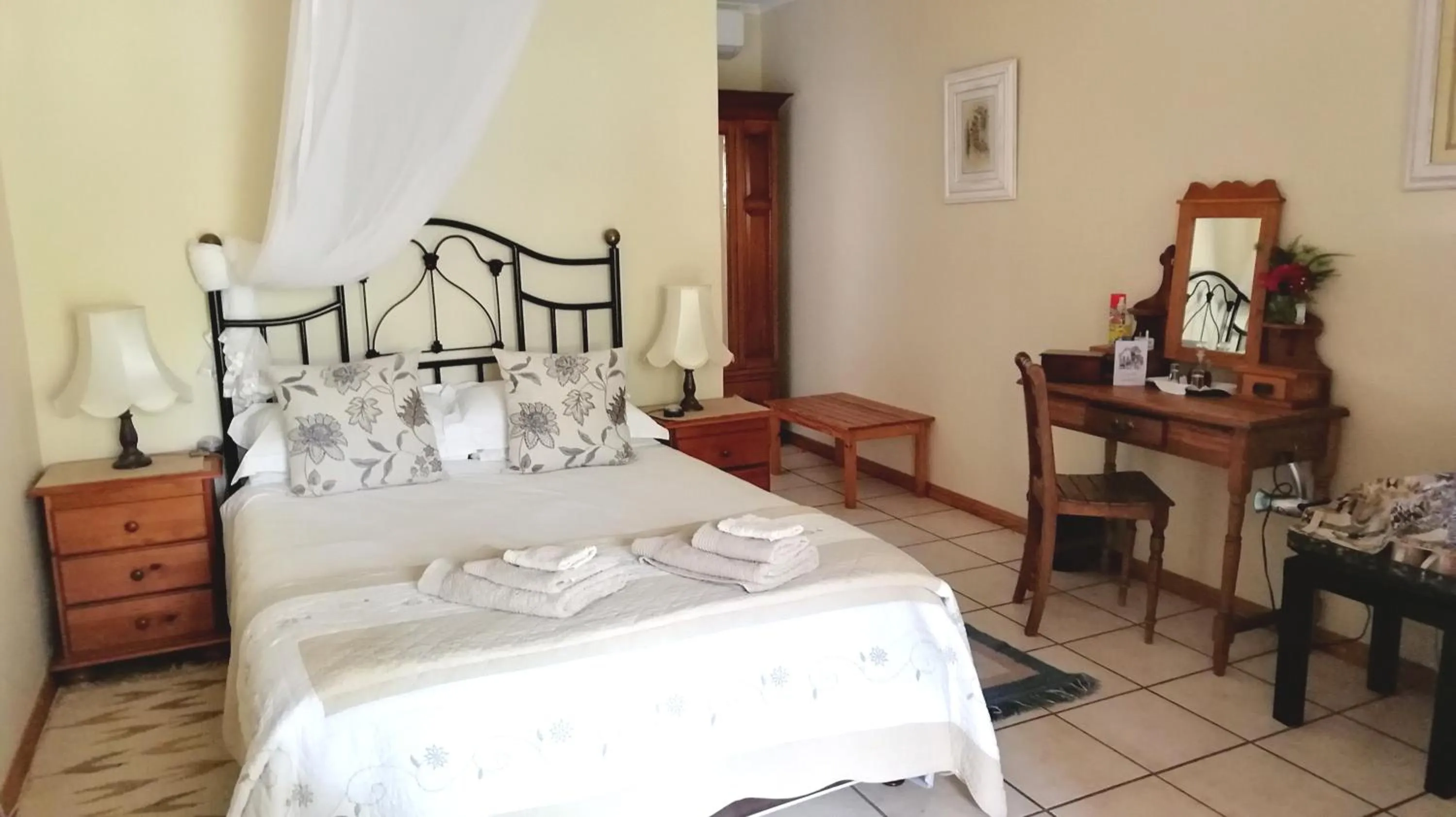 Bed in Saxe-Coburg Lodge