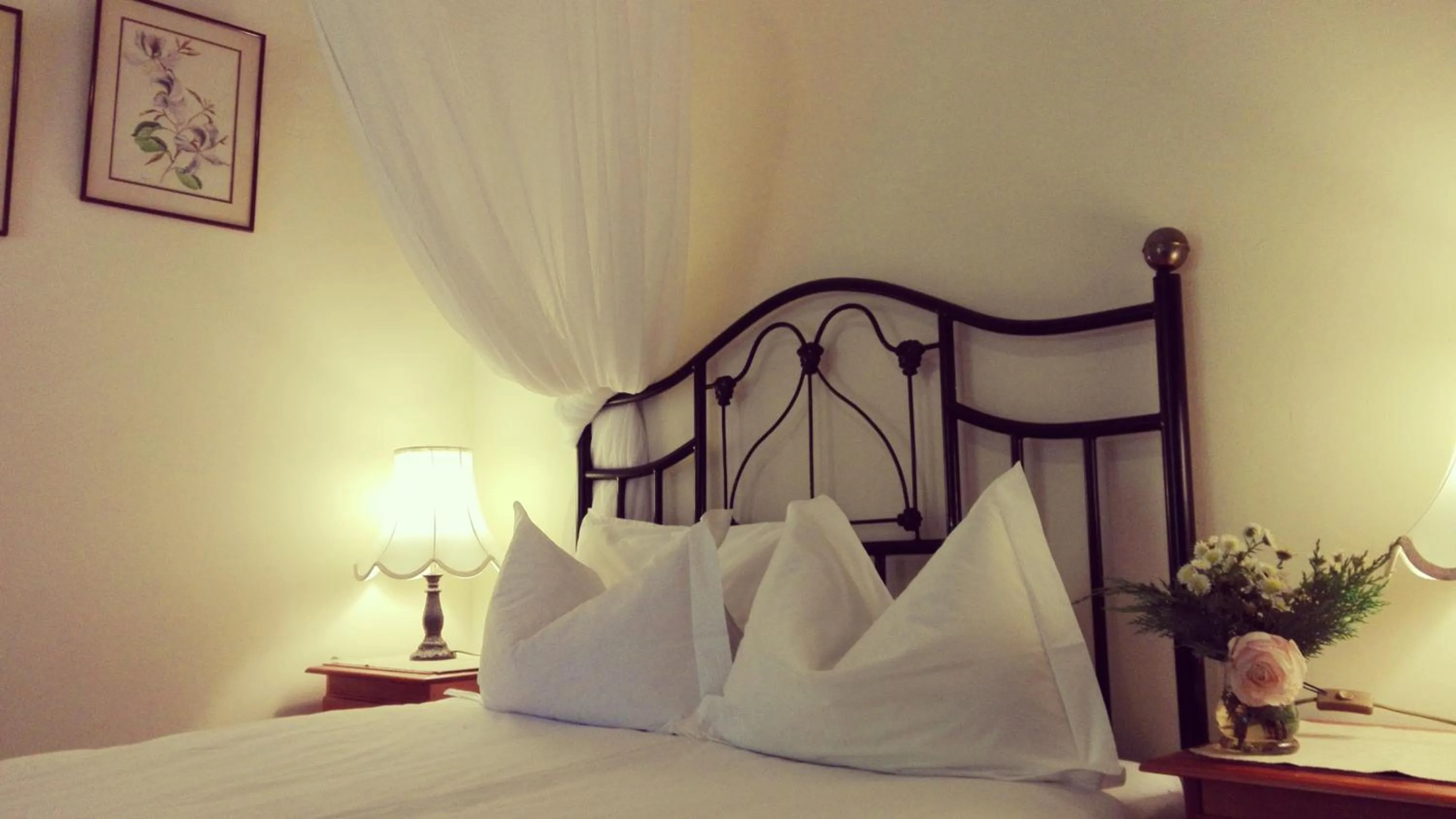 Bed in Saxe-Coburg Lodge