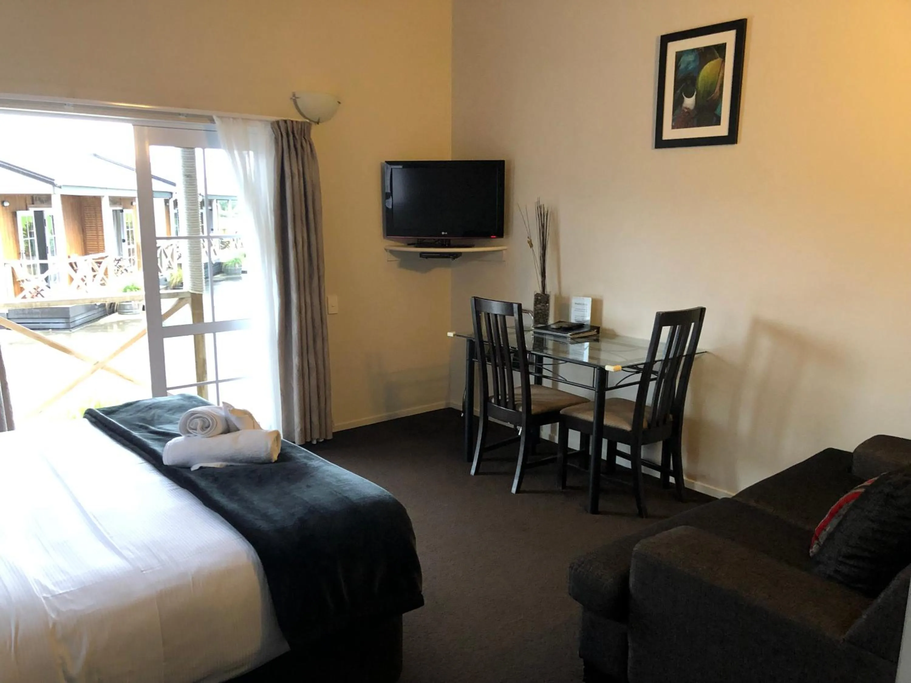 Bed in Anchor Lodge Motel