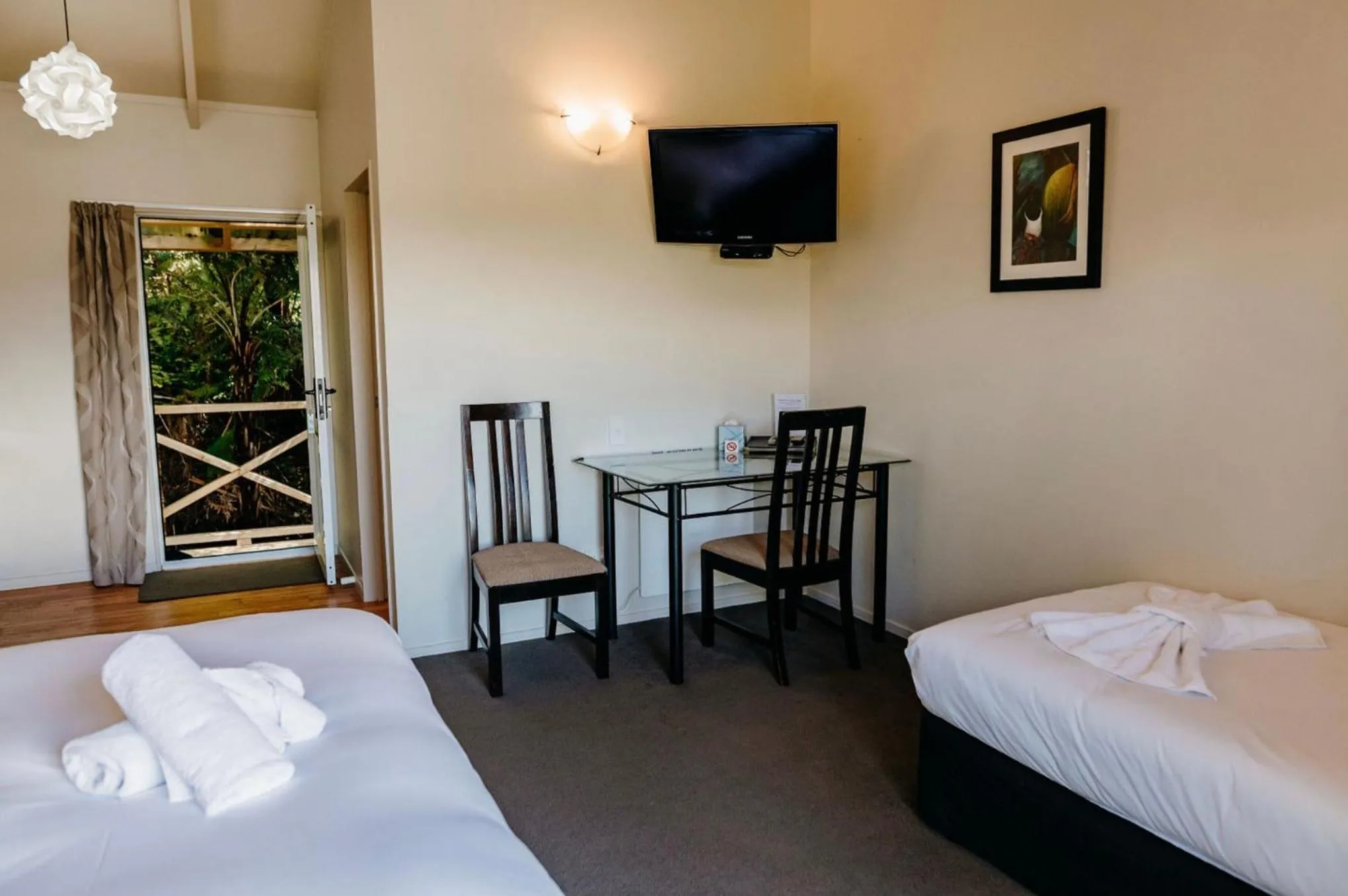 Bed in Anchor Lodge Motel