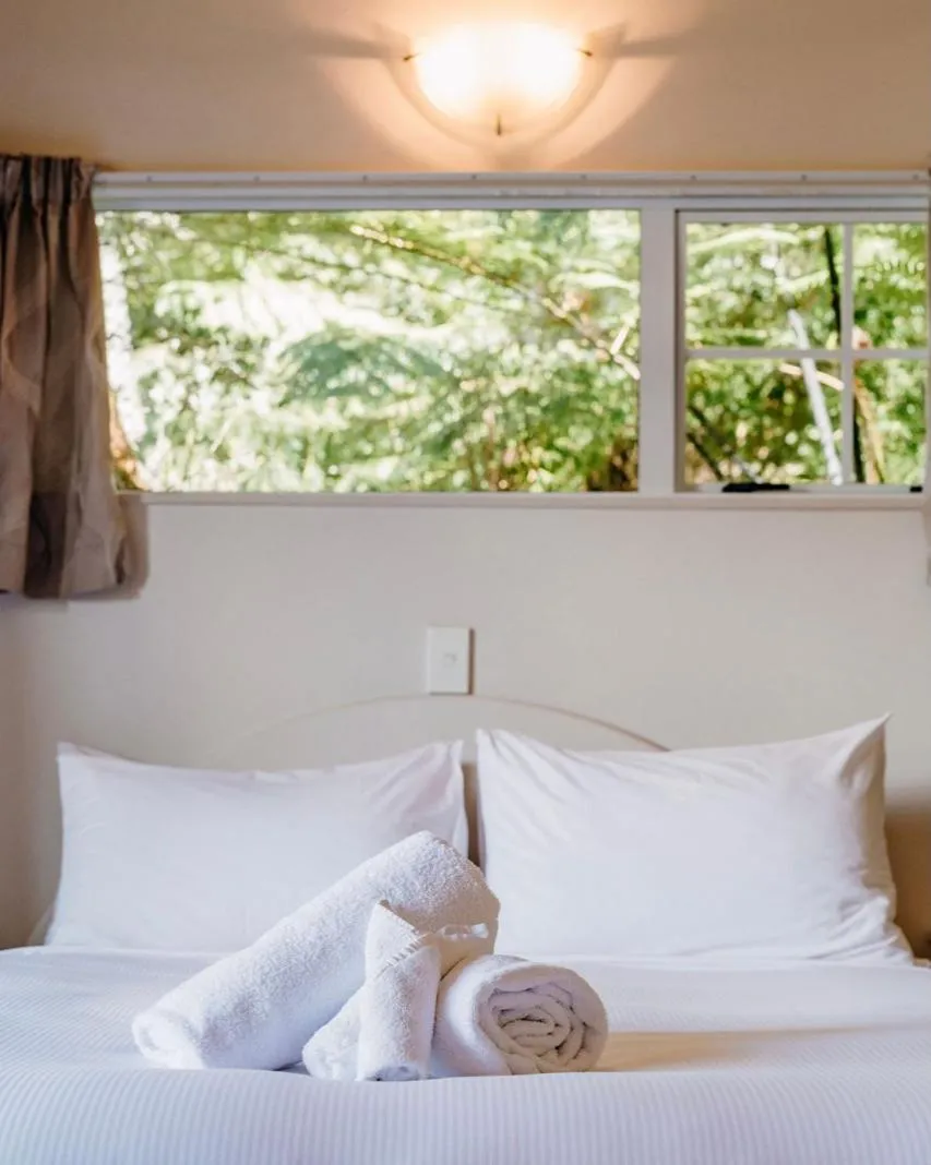 Bed in Anchor Lodge Motel