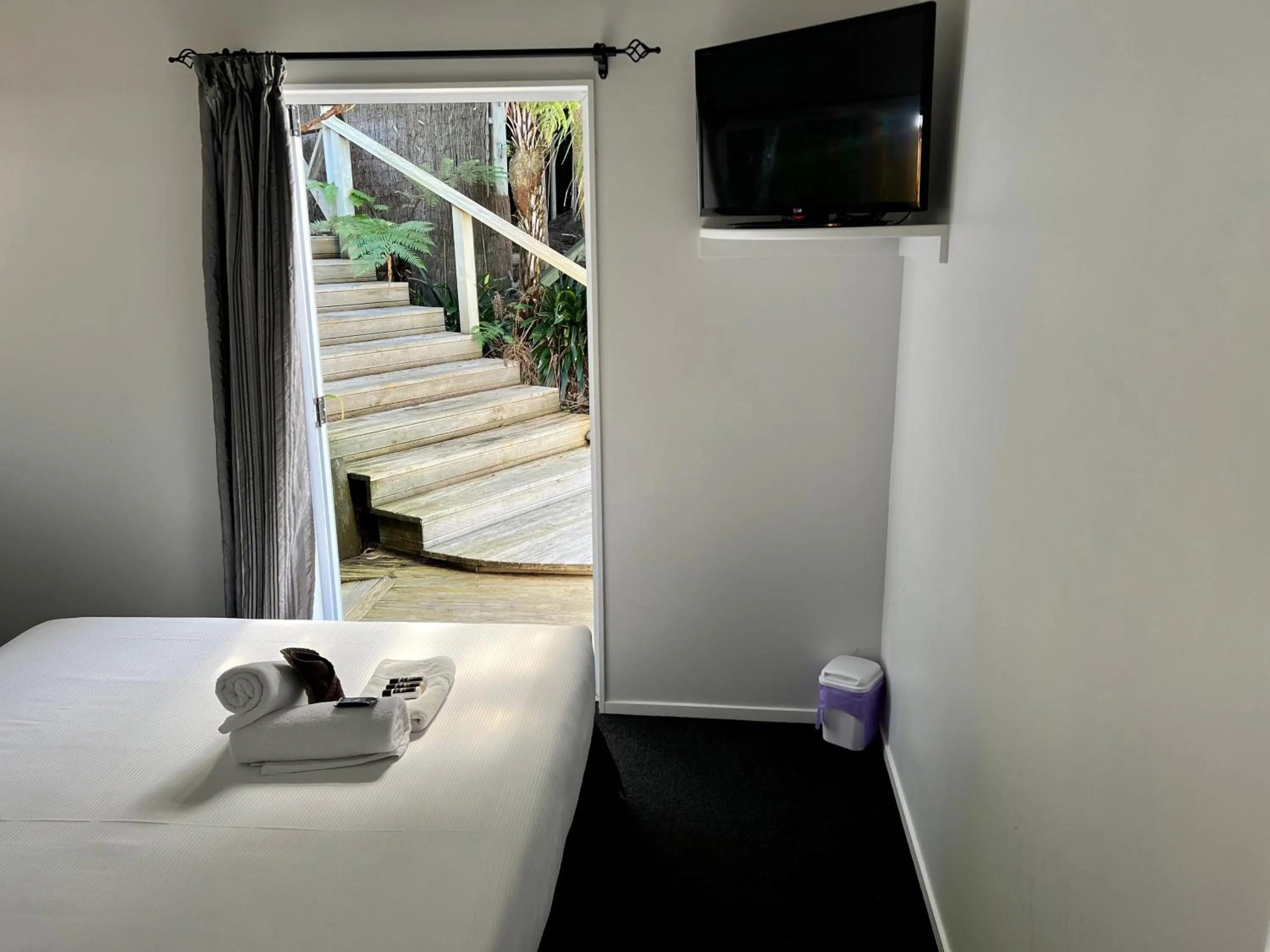 Bed in Anchor Lodge Motel