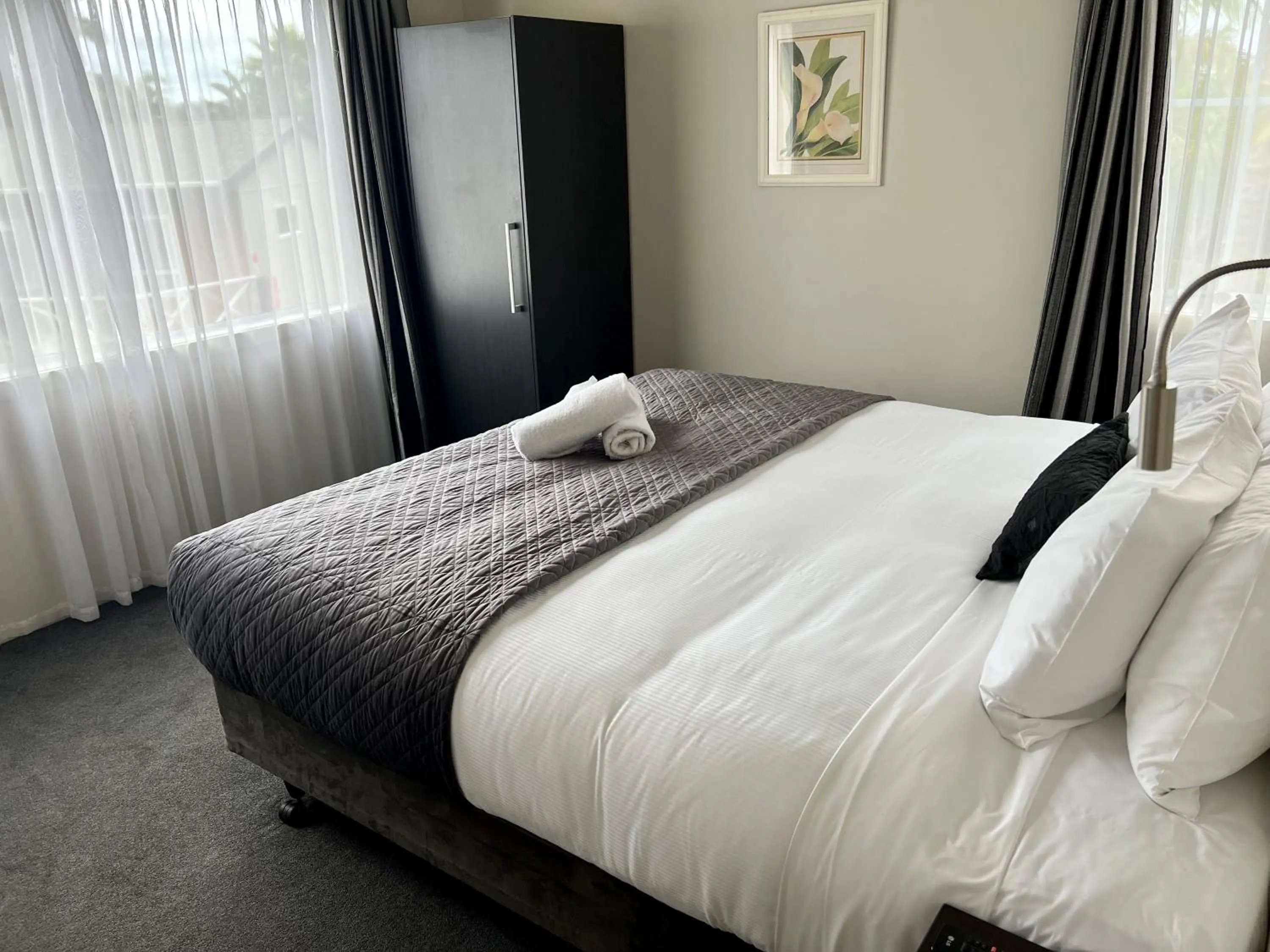 Bed in Anchor Lodge Motel