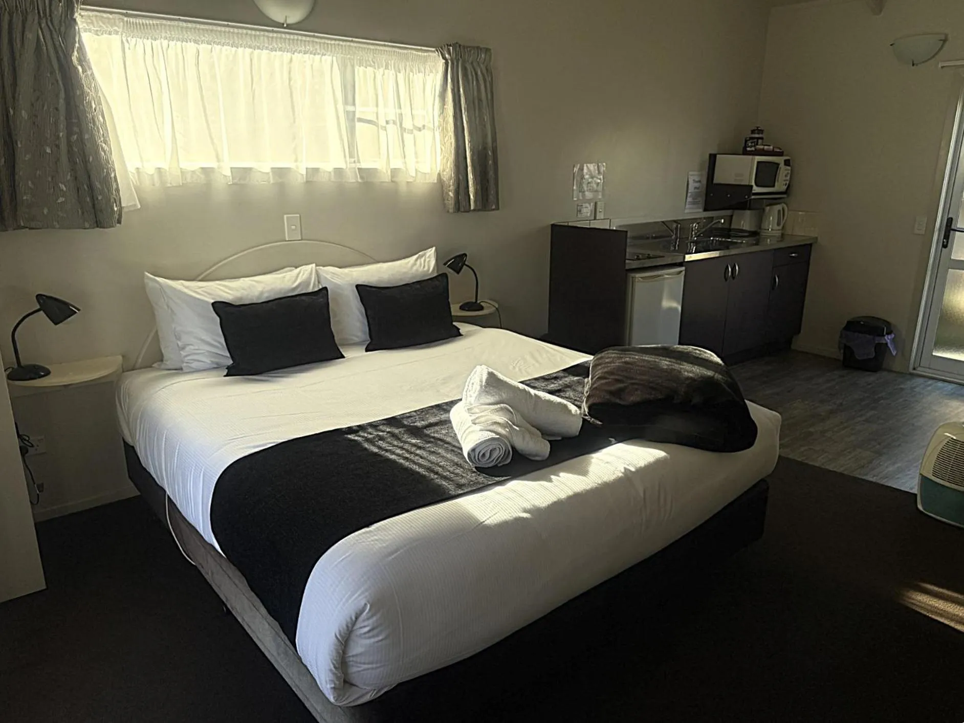 Bed in Anchor Lodge Motel