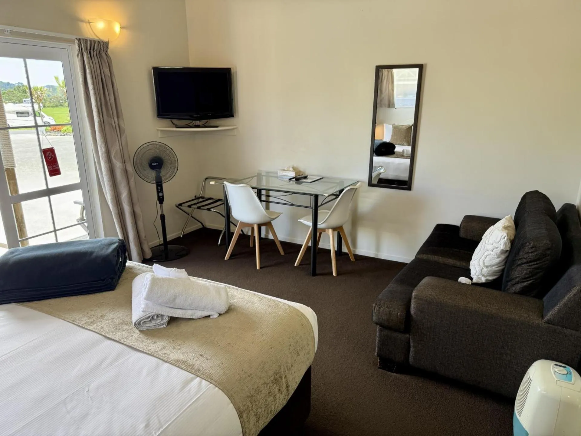 Bed in Anchor Lodge Motel