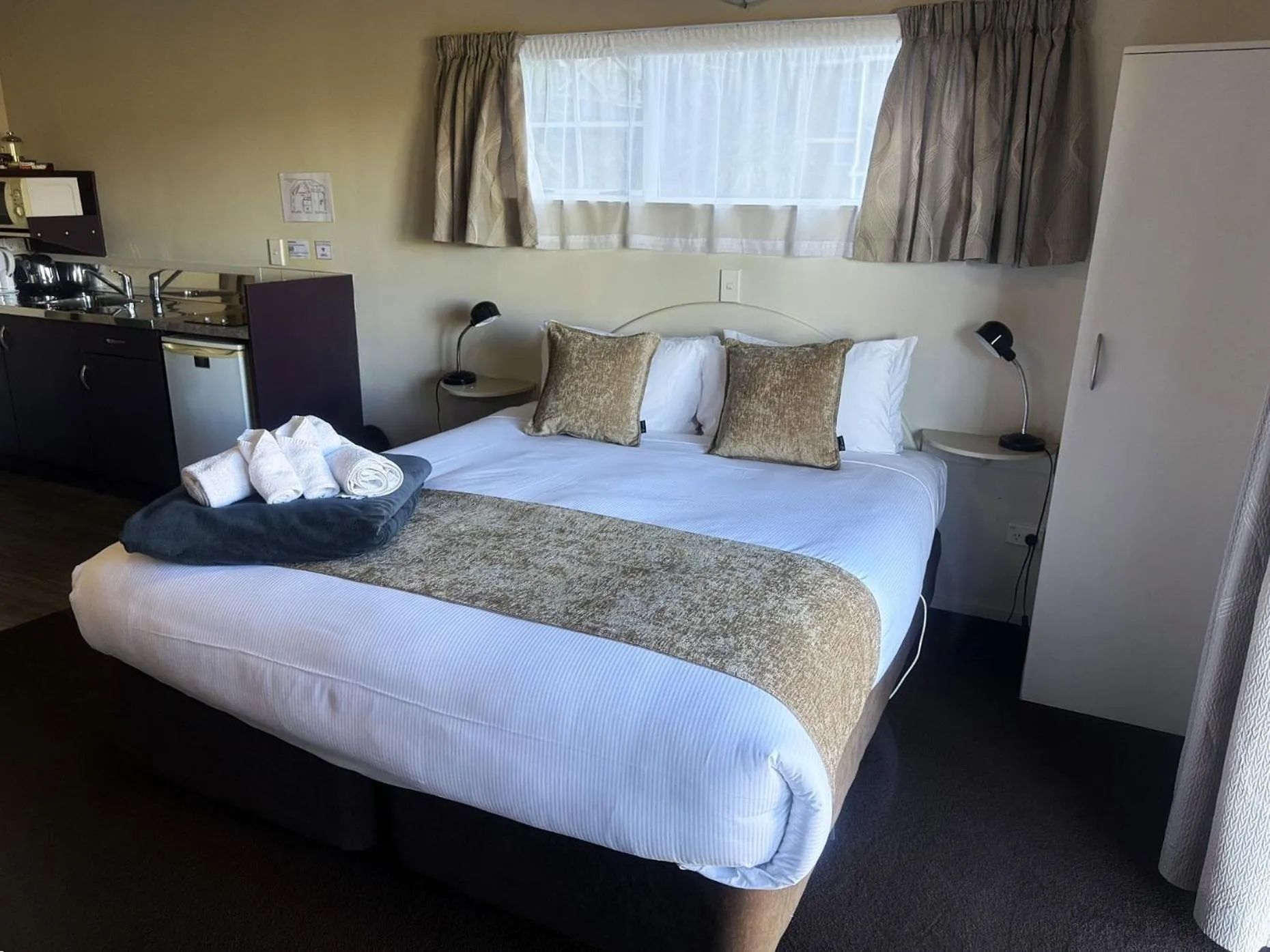 Bed in Anchor Lodge Motel