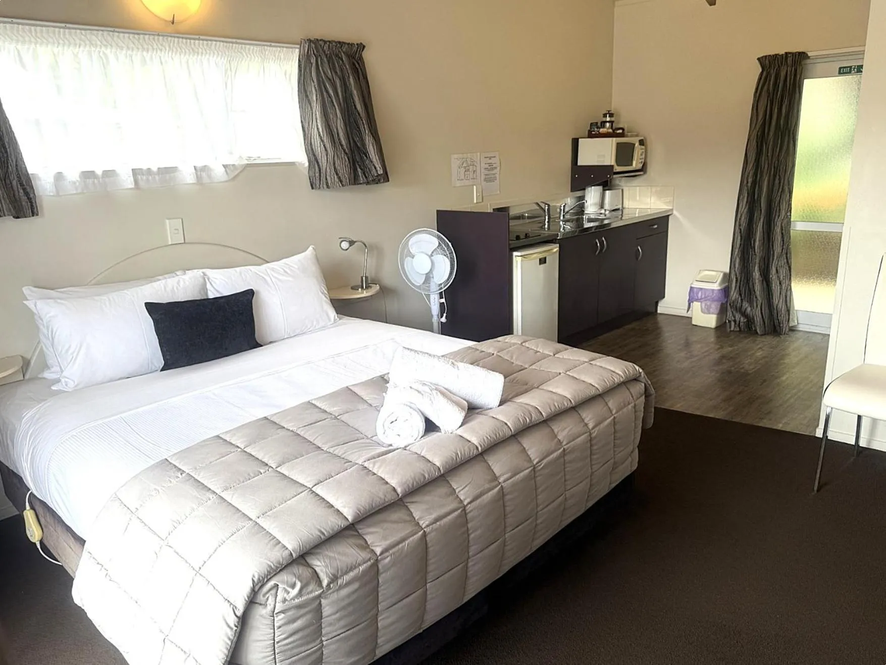 Bed in Anchor Lodge Motel