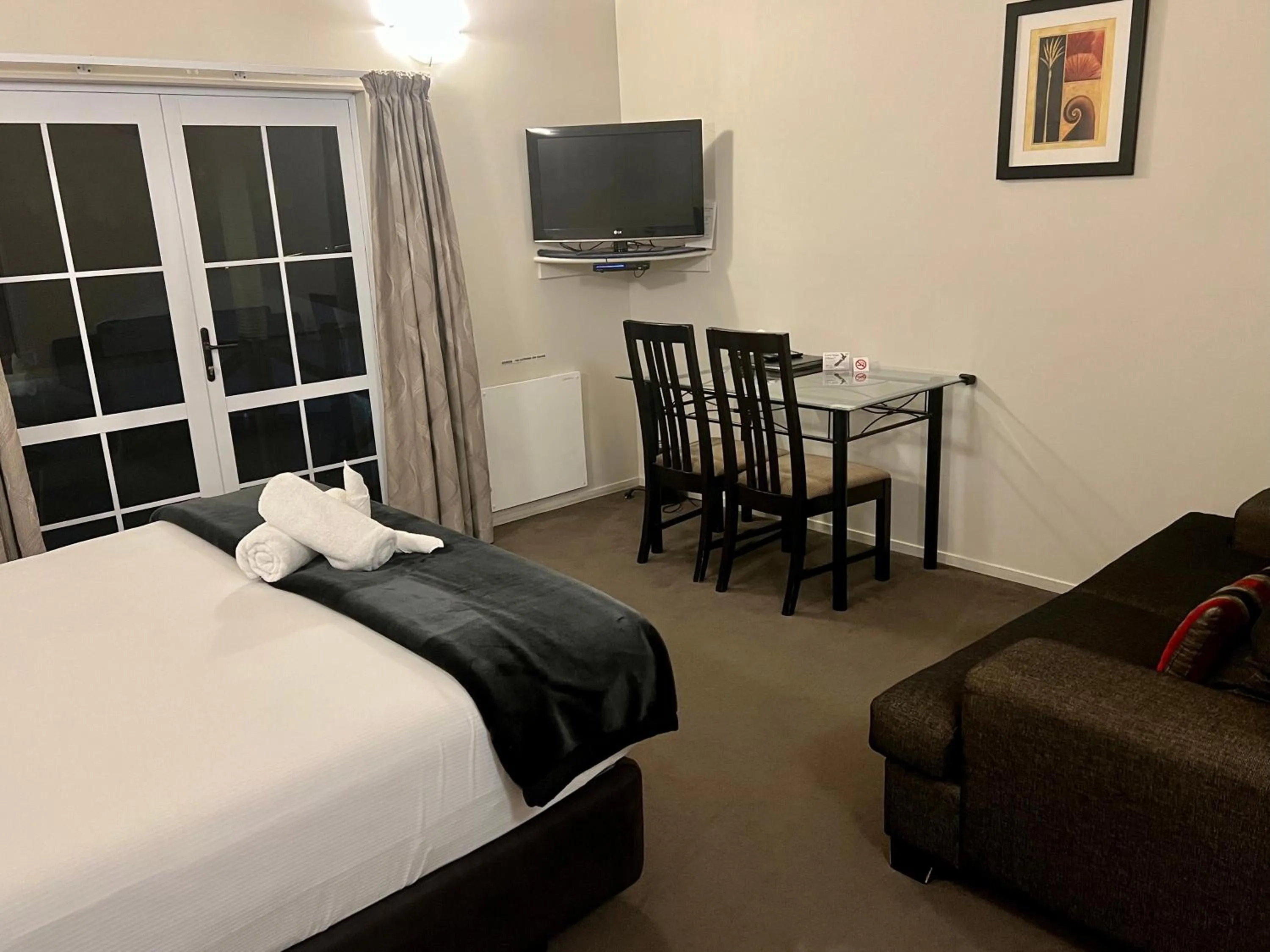 Bed in Anchor Lodge Motel