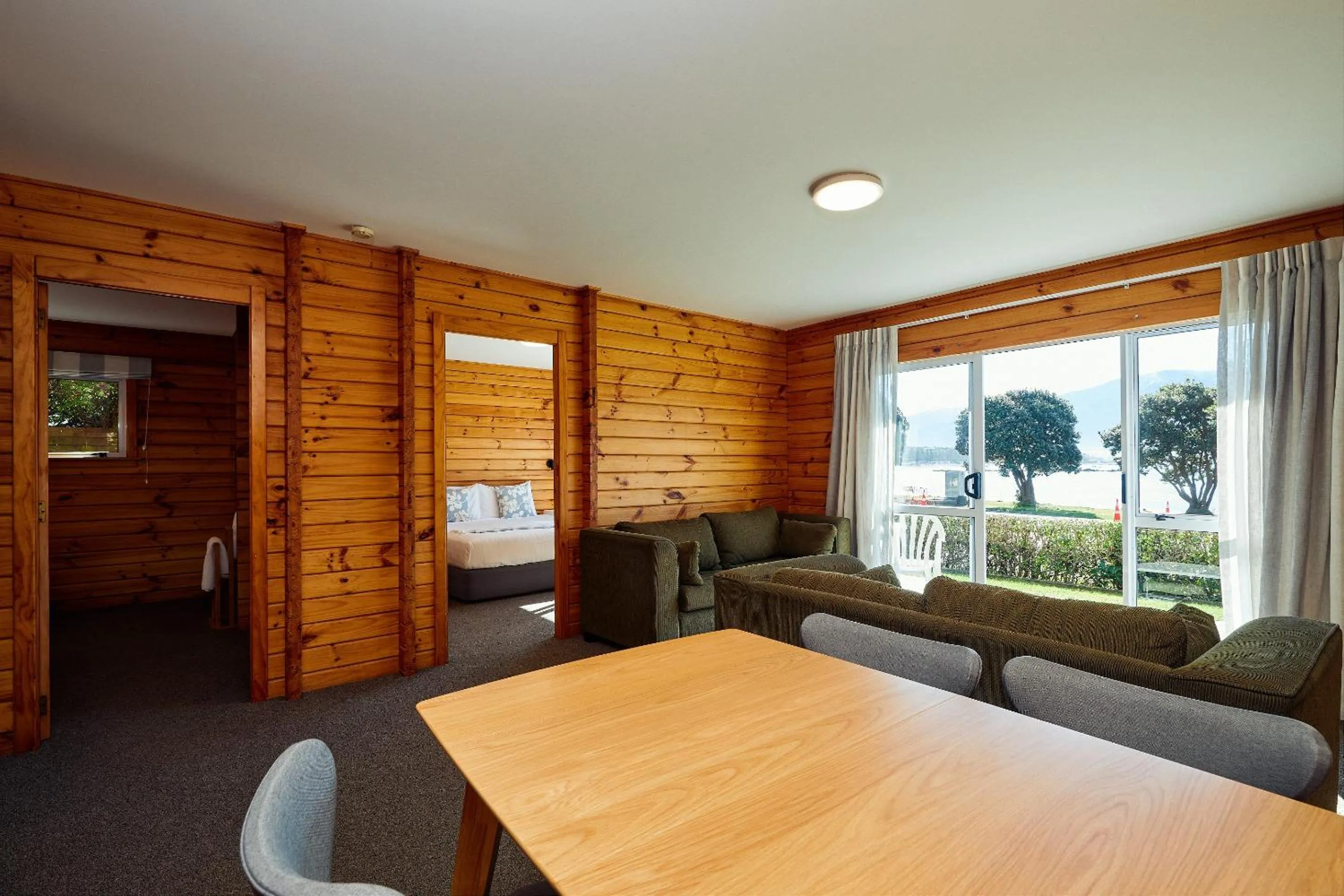 Living room, Bed in Panorama Motel