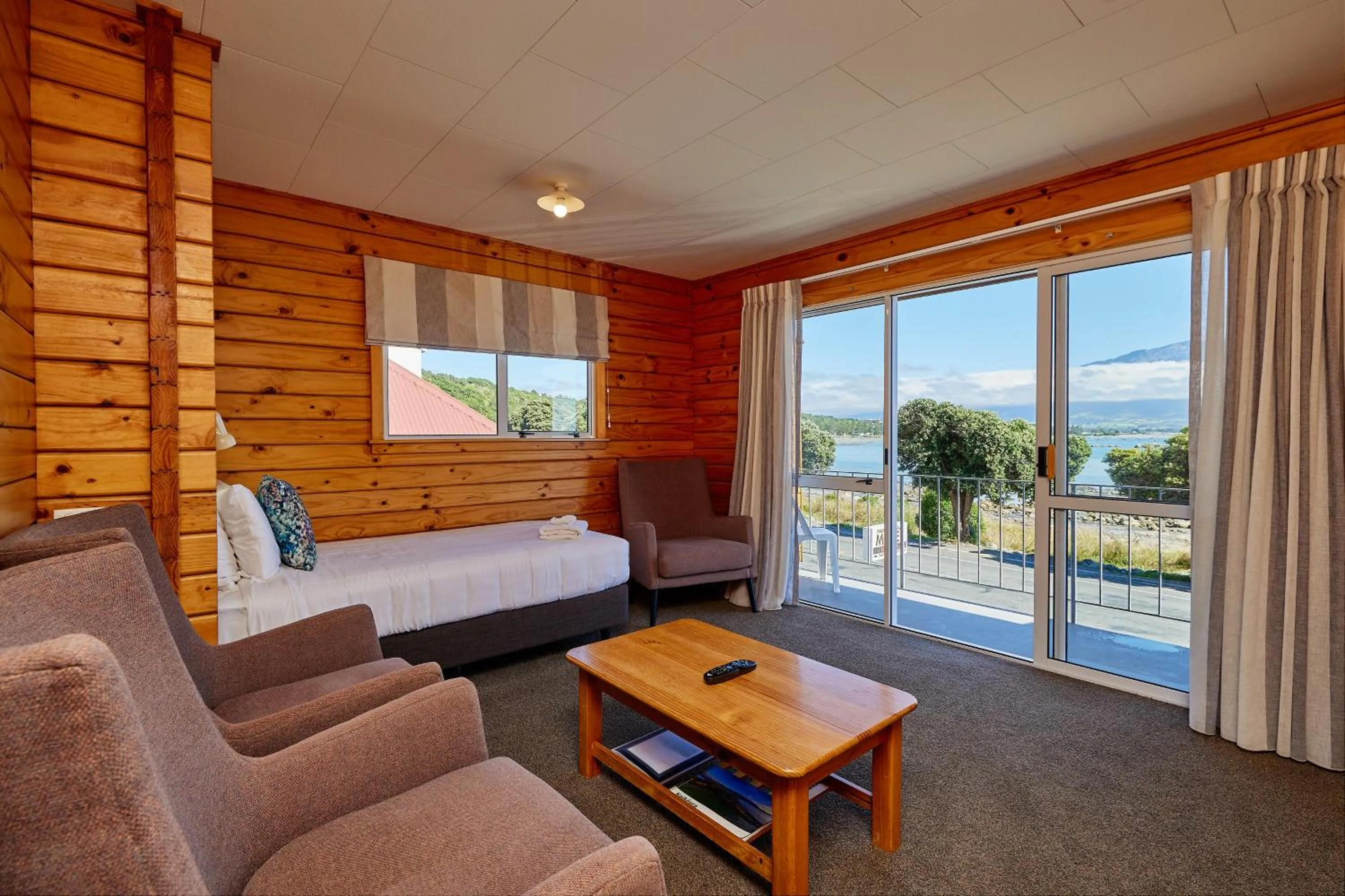 Seating area, Bed in Panorama Motel