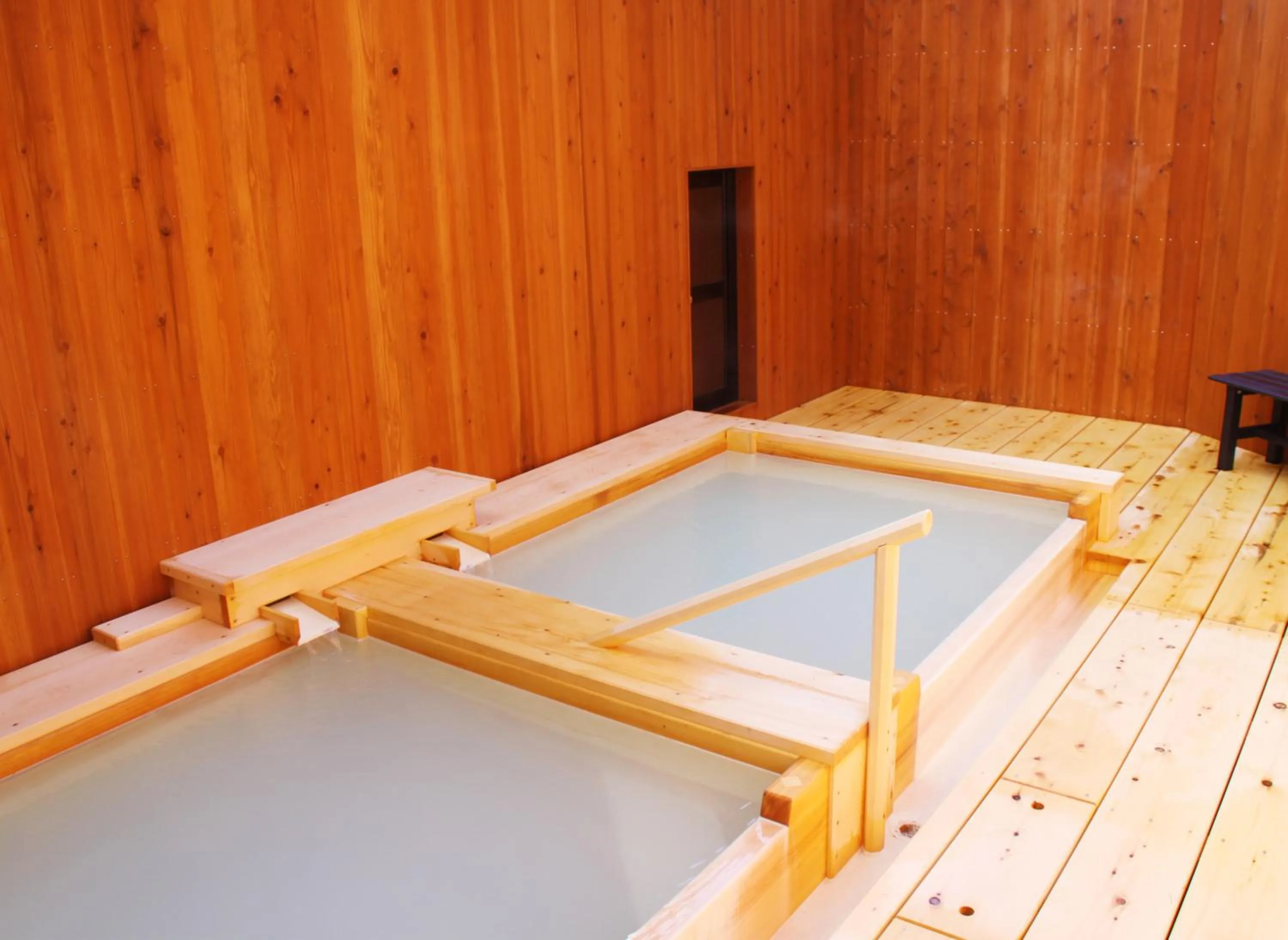 Hot Spring Bath, Bed in Onsen Yado Misuzuso
