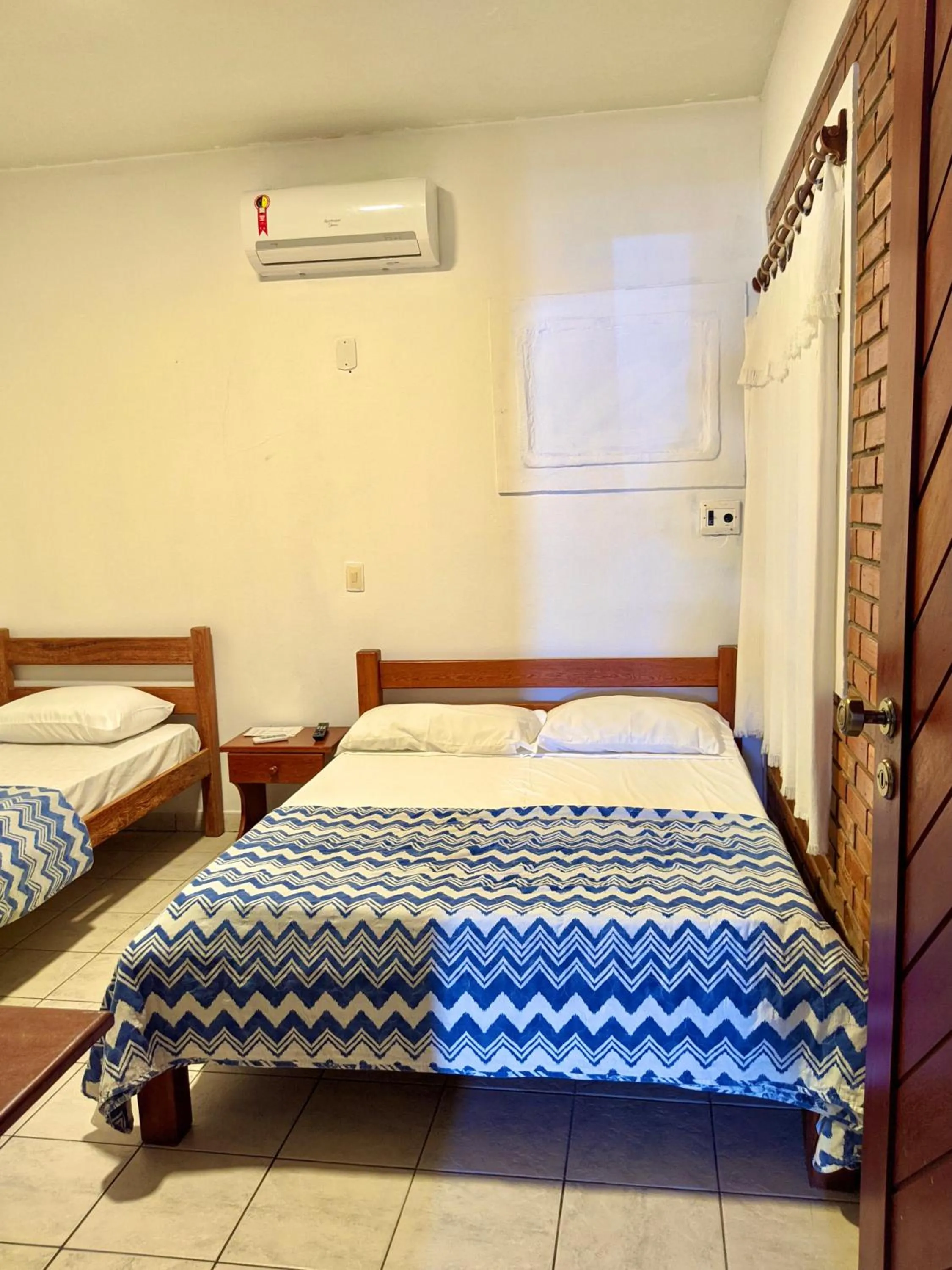 Photo of the whole room, Bed in Pousada Luz do Porto