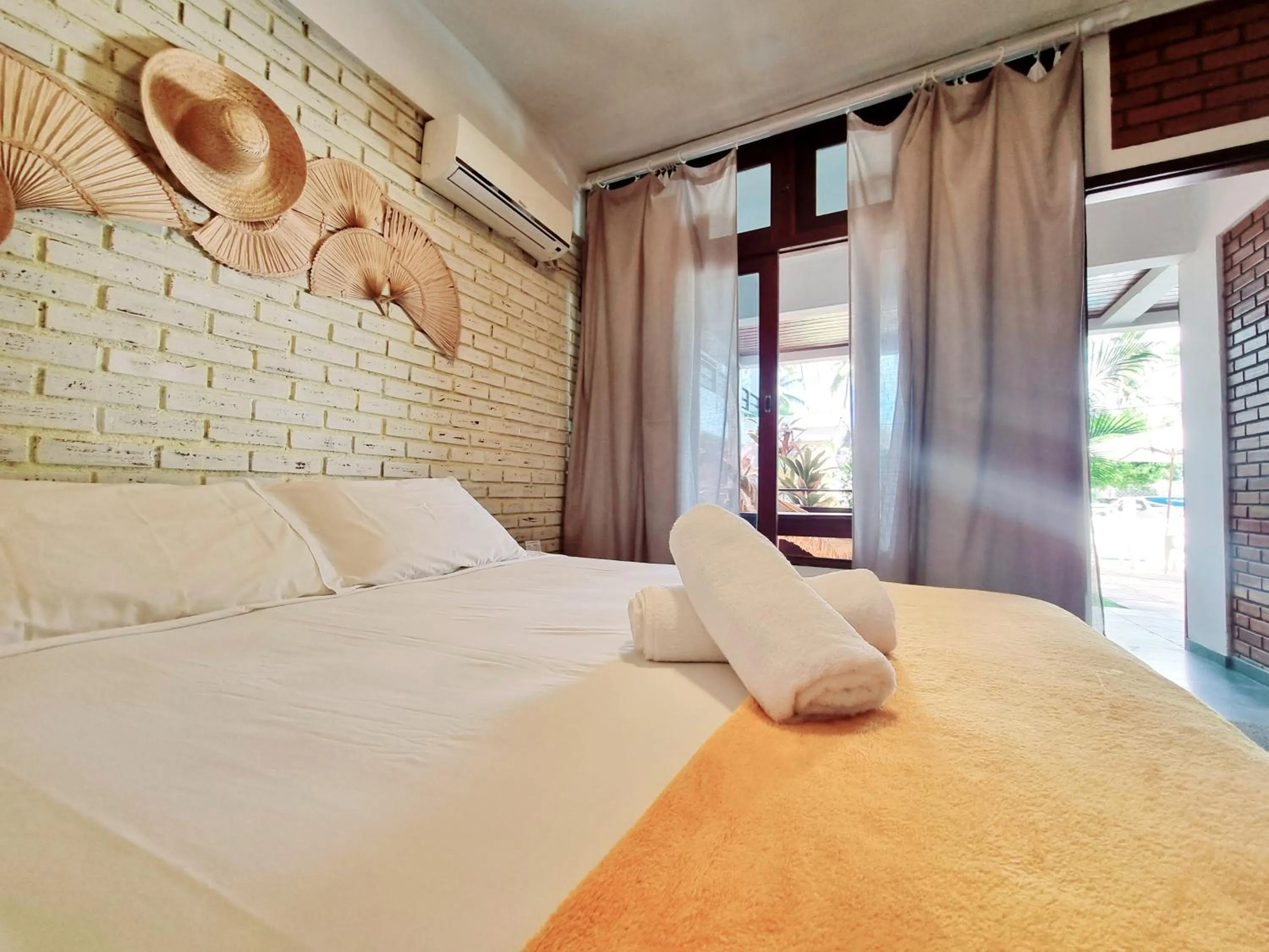 Photo of the whole room, Bed in Pousada Luz do Porto