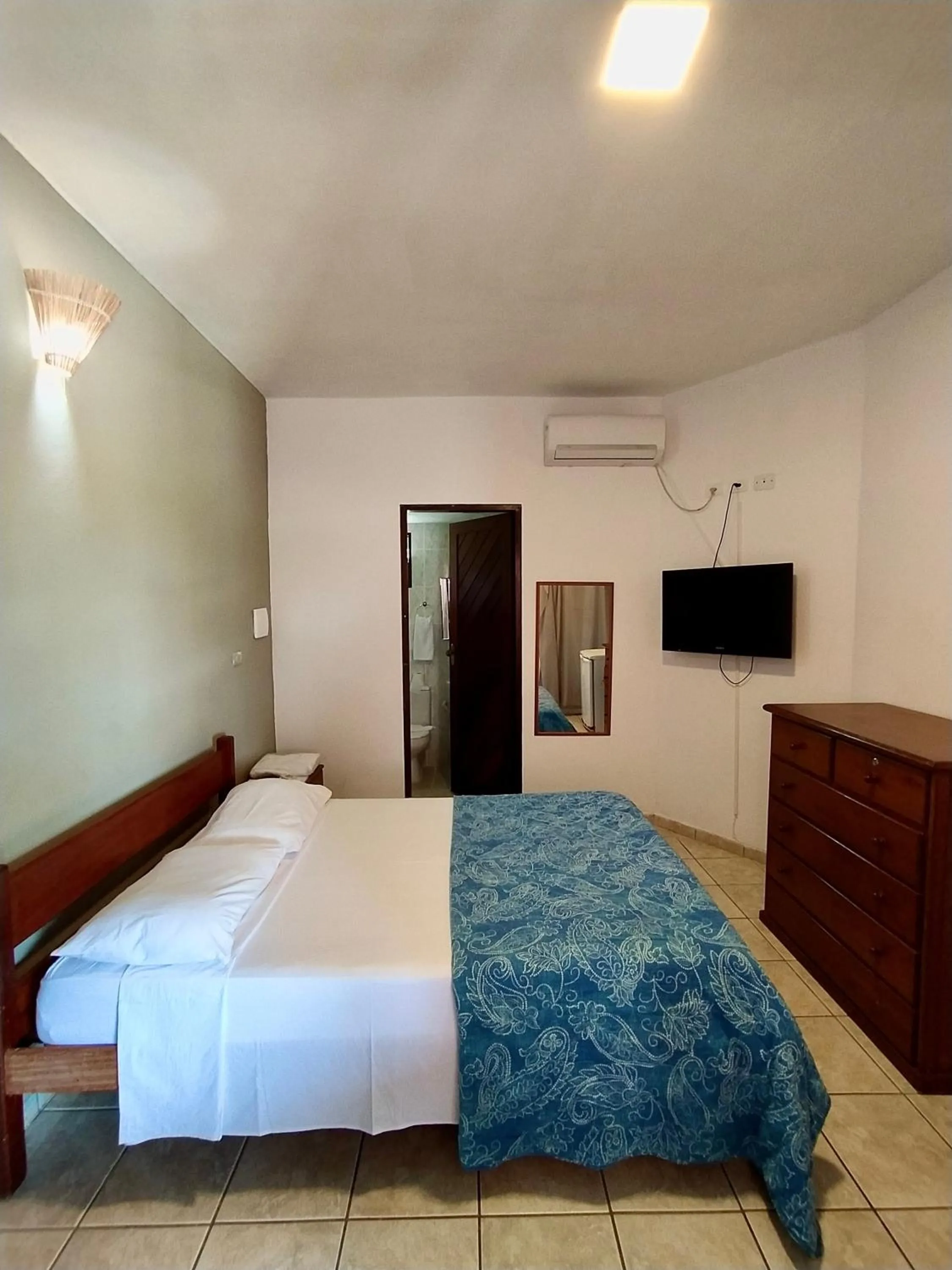 Photo of the whole room, Bed in Pousada Luz do Porto