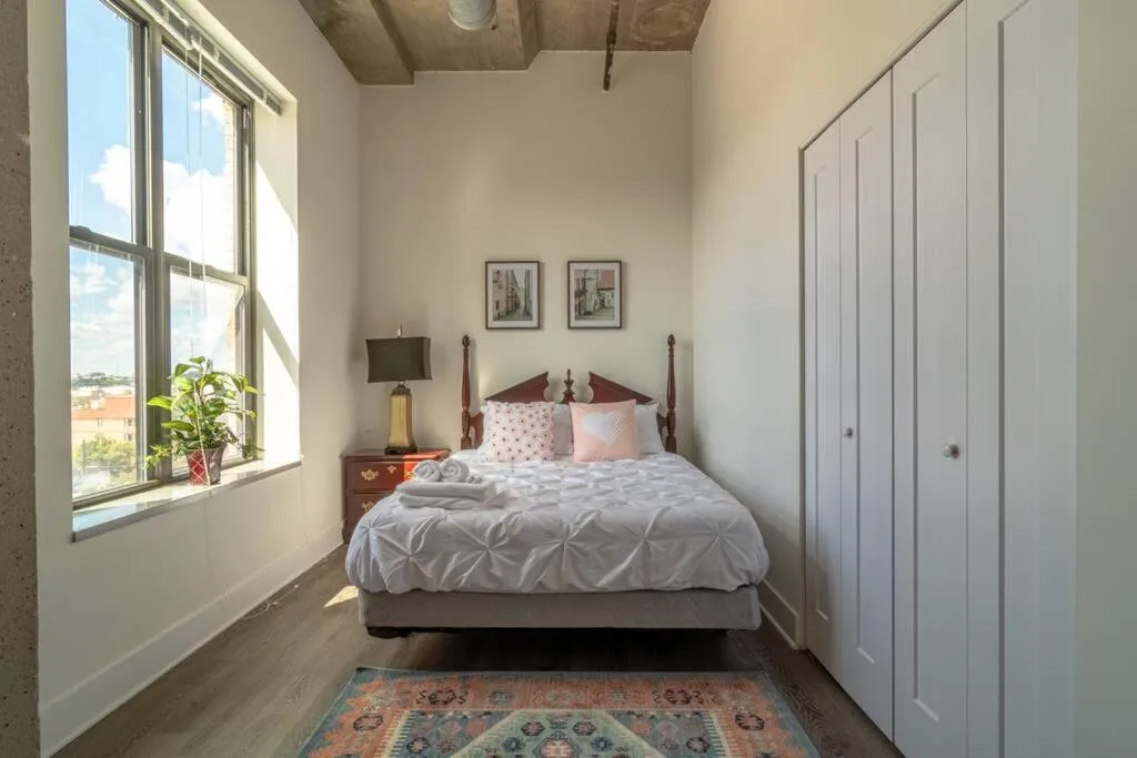 Bed in McCormick Place Luxurious and Spacious 3BR in Downtown Chicago with Optional Parking Sleeps 10 guests