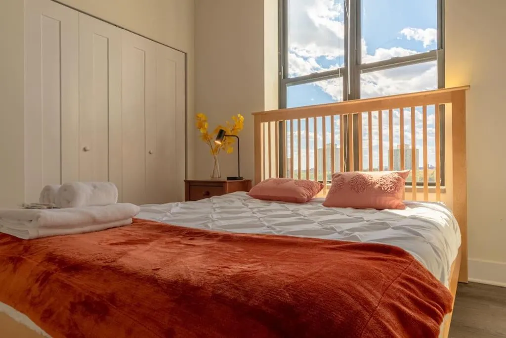 Bed in McCormick Place Luxurious and Spacious 3BR in Downtown Chicago with Optional Parking Sleeps 10 guests